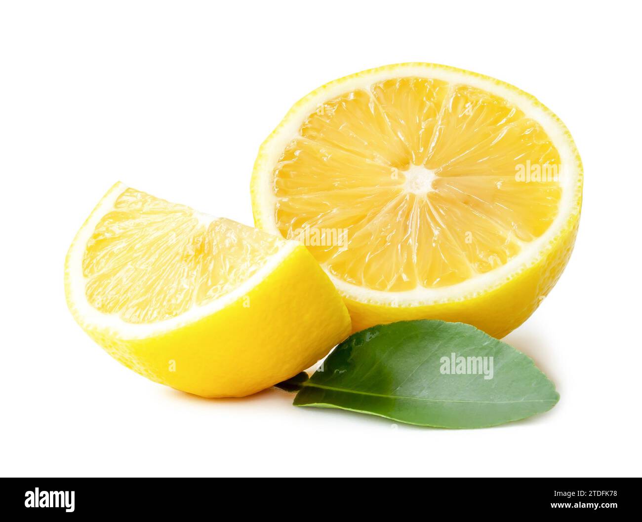 La metà fresca di limone giallo con quarto e foglie è isolata su sfondo bianco con percorso di ritaglio. Foto Stock
