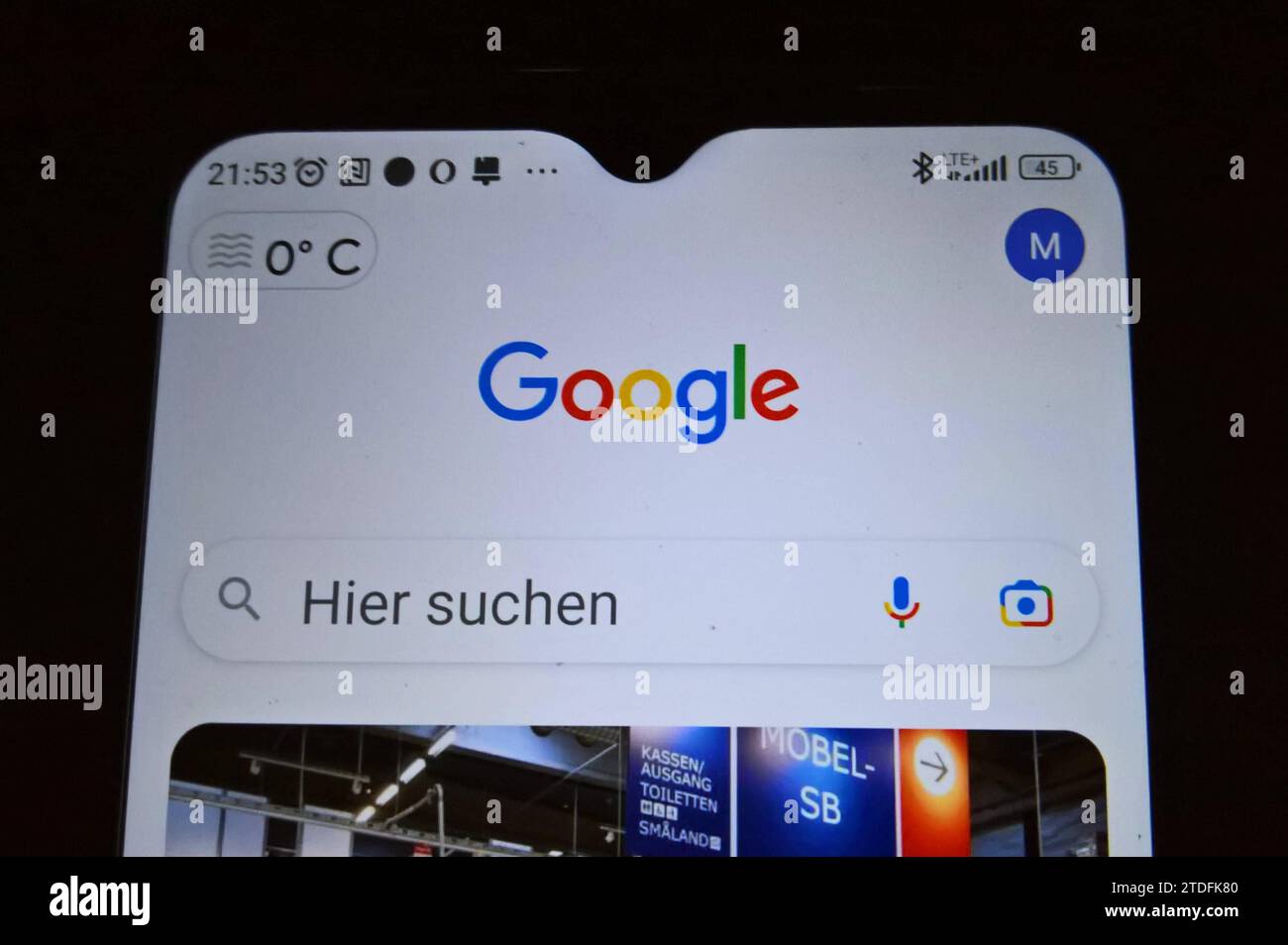 Google ist ein US-amerikanisches Technologieunternehmen, tätig in den Bereichen Hard- und Softwareentwicklung, mit der Rechtsform Limited Liability Company und mit Hauptsitz im kalifornischen Mountain View. Foto: Google Suchmaschine, smartphone-display *** Google è un'azienda tecnologica americana, attiva nel campo dello sviluppo hardware e software, con la forma legale Limited Liability Company e con sede a Mountain View, California Photo Google motore di ricerca, visualizzazione di smartphone Foto Stock