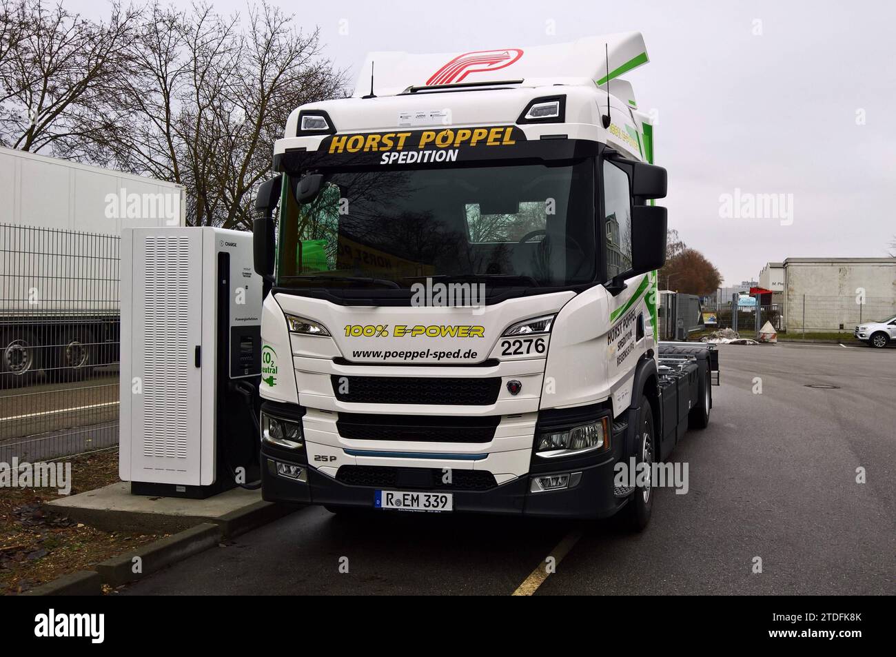 Die Elektro-LKW von Scania aus Schweden legen bis zu 250 km mit einer einzigen Ladung 100 Prozent emissionsfrei Zurück. Der 25P ist ein e-LKW im Fuhrpark der Spedition Horst Pöppel aus Regensburg, ausgestattet mit einem 230 kW Elektromotor, der 310 PS Leistung entspricht. MIT dem Förderprogramm Schnellladepunkte für LKW unterstützt Bayern derzeit Spediteure beim Ausbau der Infrastruktur. Elektromobilität soll laut Presseberichten so auch für Lastwagen attraktiver werden *** i camion elettrici di Scania in Svezia coprono fino a 250 km con una sola carica con 100% zero emissioni il 25P i. Foto Stock