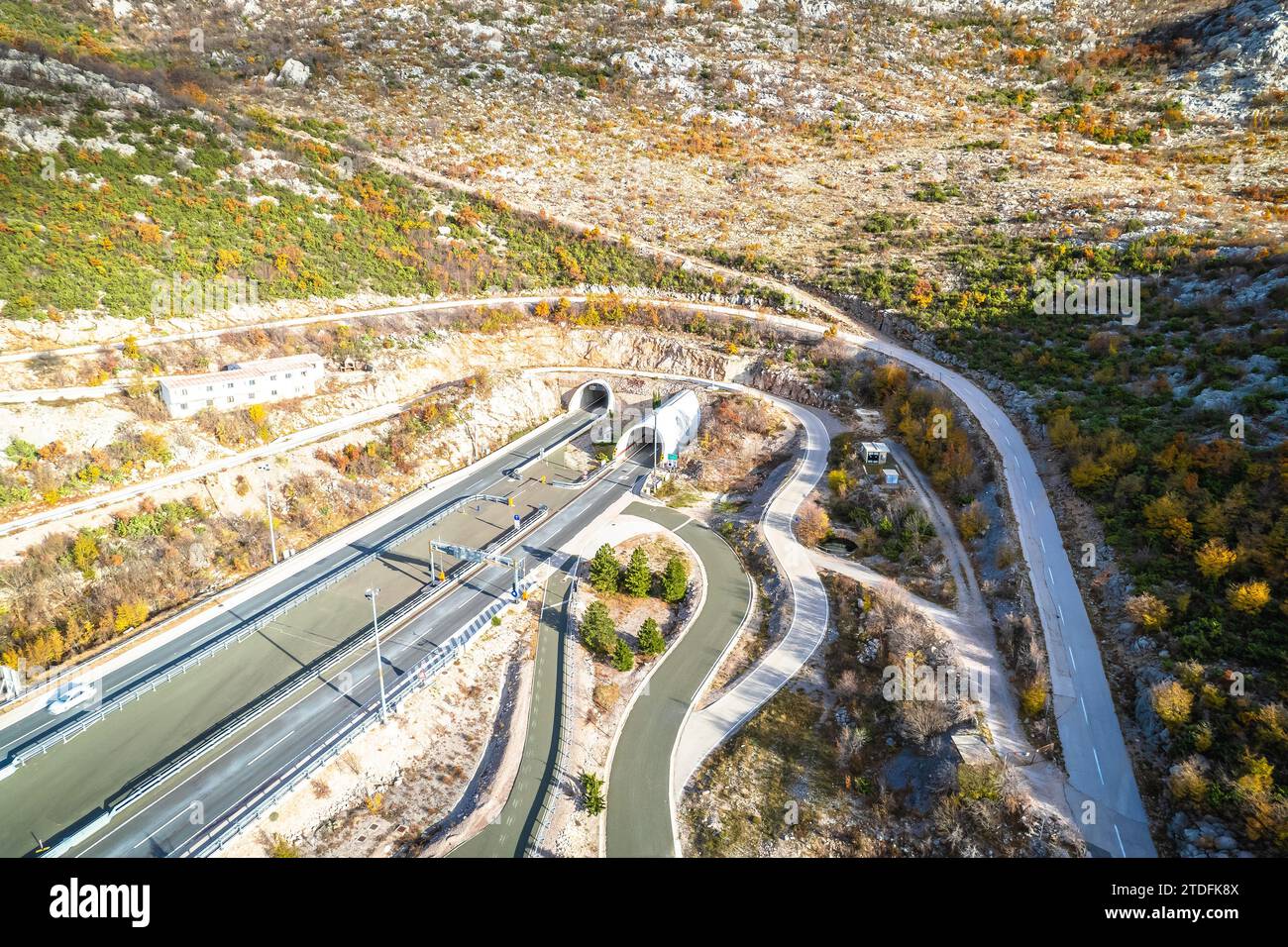 Sveti Rok tnnel sull'autostrada A1 Velebit, superate la vista aerea, panoramica Croazia Foto Stock