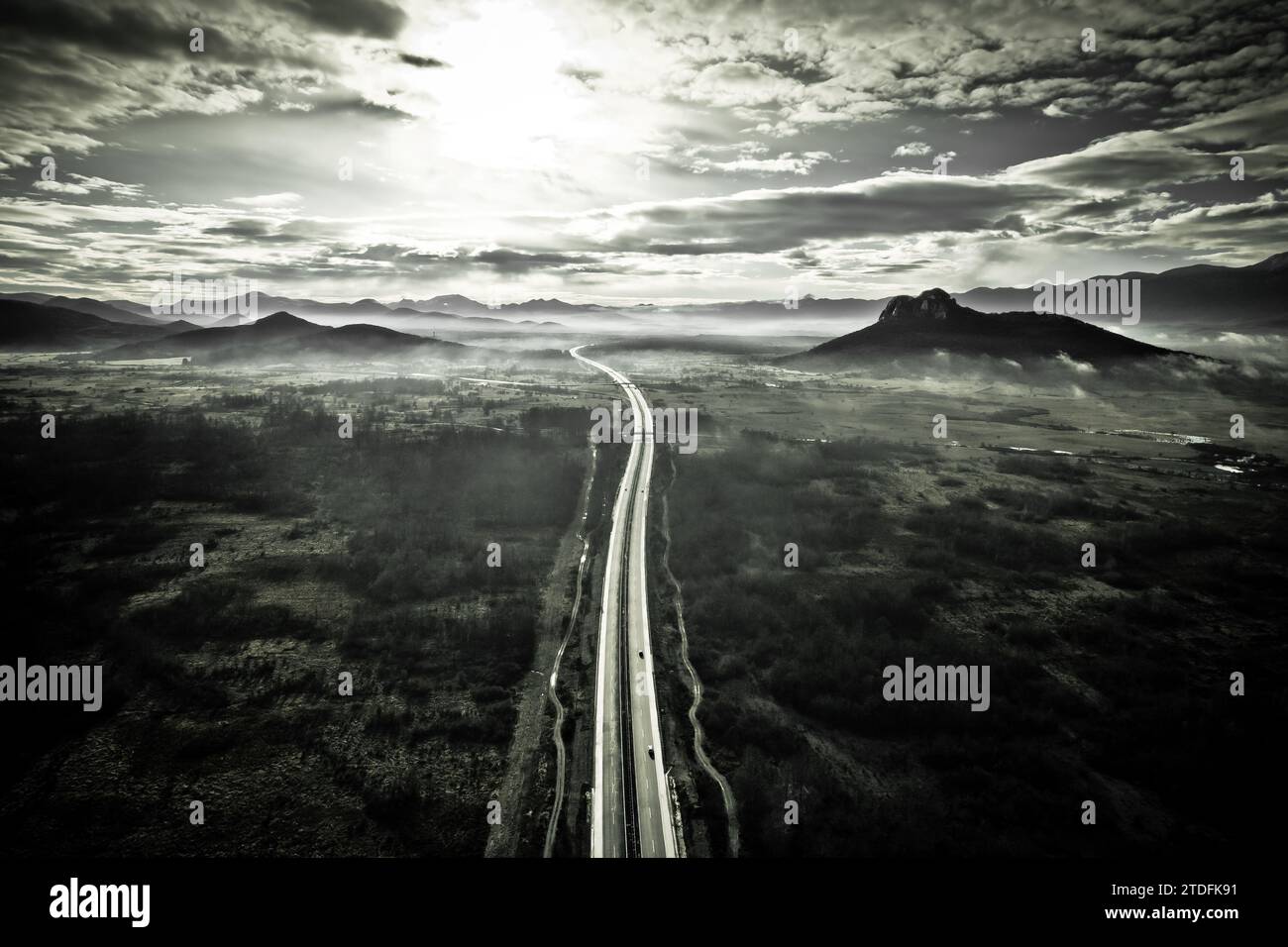 Regione di Lika. Autostrada A1 e collina di Zir vicino al monte Velebit nel paesaggio di Lika vista aerea in bianco e nero. Croazia rurale Foto Stock