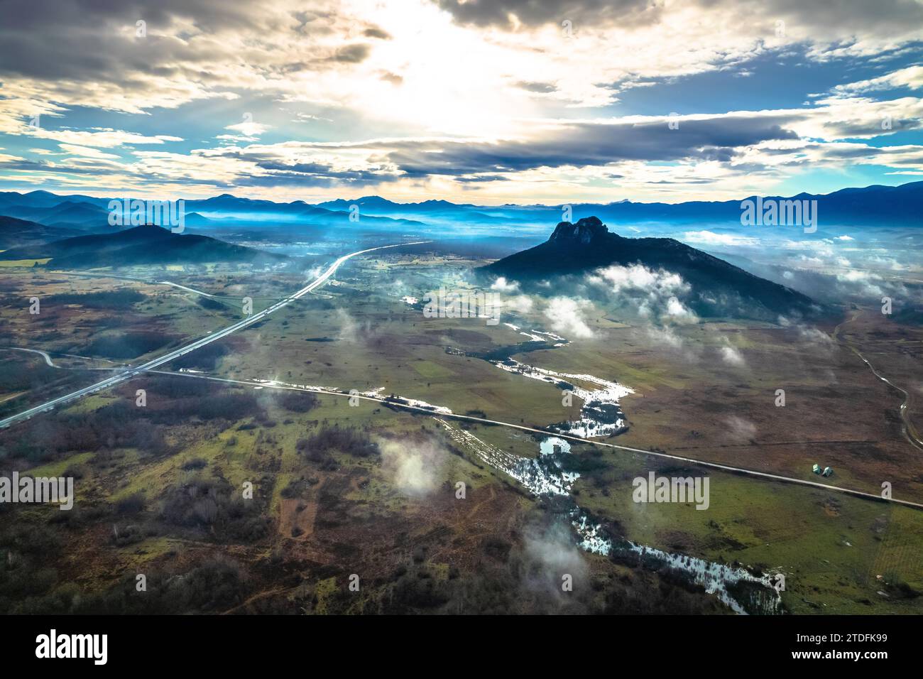 Regione di Lika. Collina di Zir e montagna di Velebit nel paesaggio di Lika al mattino, vista spettacolare. Autostrada A1. Croazia rurale Foto Stock