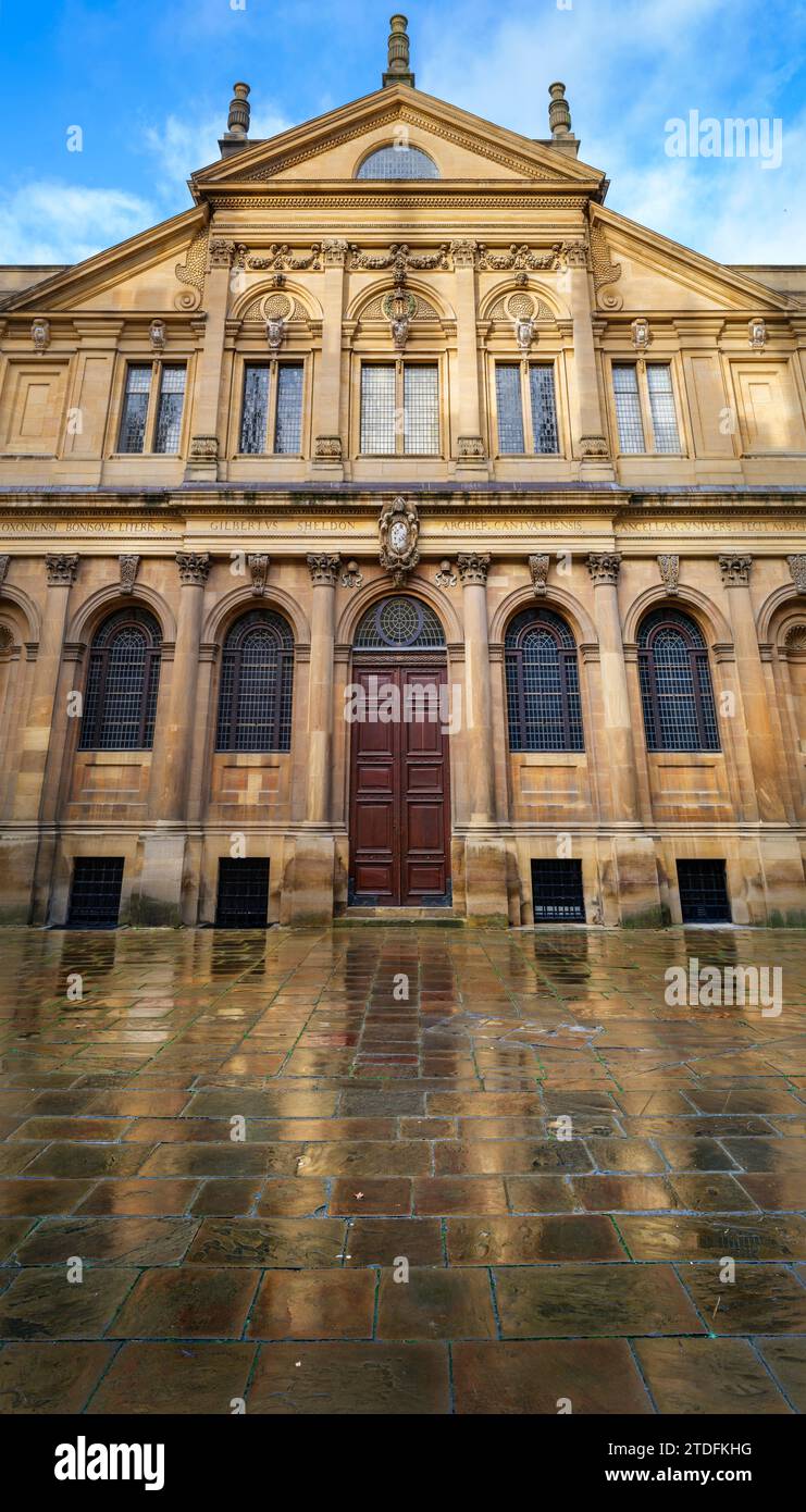 Progettato da Christopher Wren e intitolato a Gilbert Sheldon, lo Sheldonian Theatre si trova a Broad Street, Oxford. Foto Stock