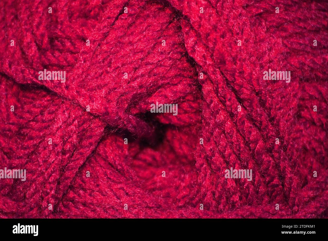 Palla di lana rossa, consistenza o sfondo Foto Stock