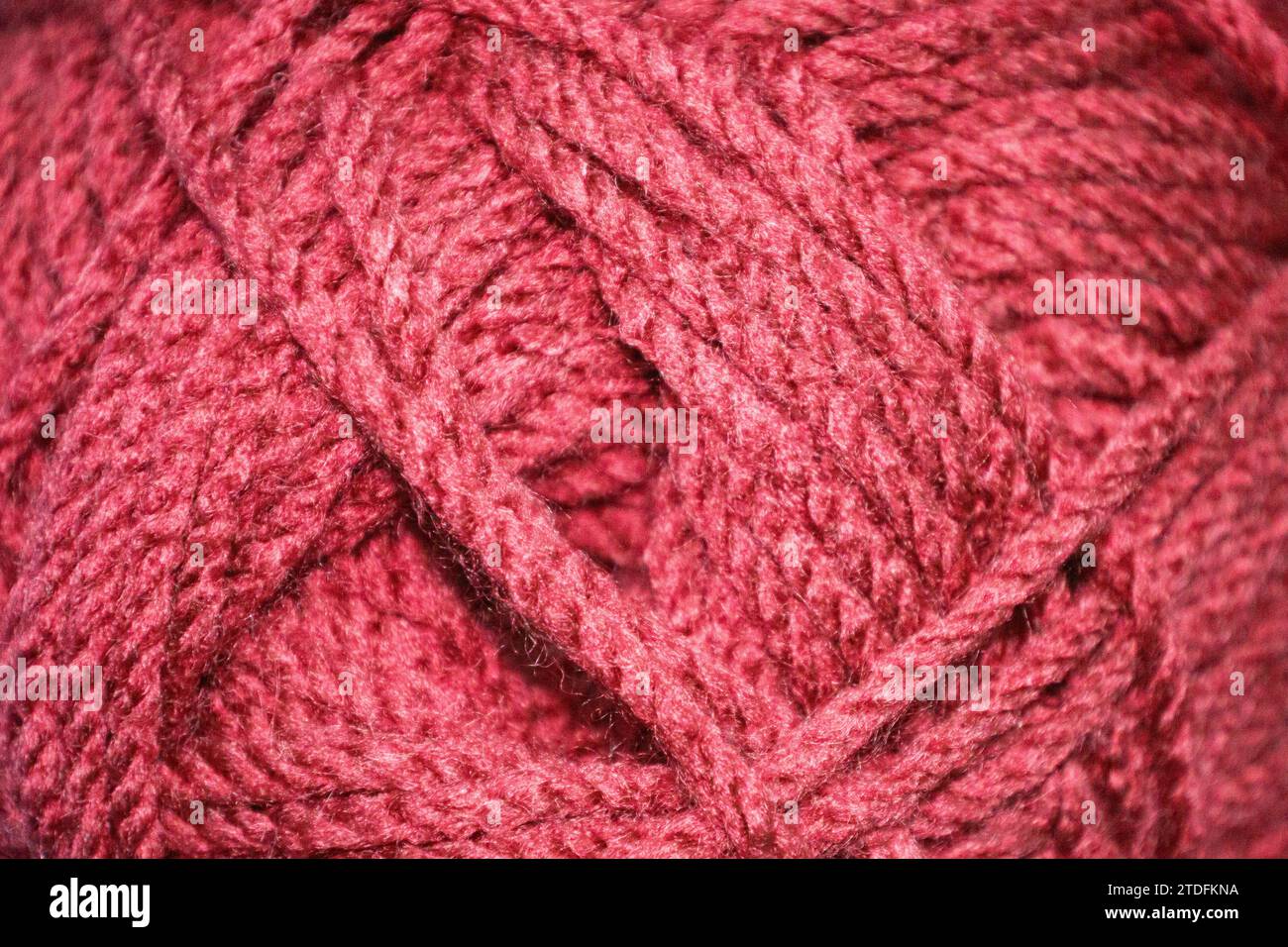 Palla di lana rossa, consistenza o sfondo Foto Stock