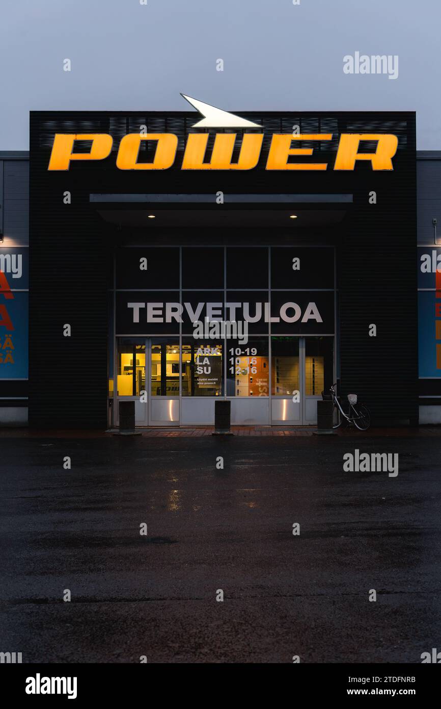 Negozio di elettronica di potenza in tarda serata. Riihimäki, Finlandia. 12 novembre 2023 Foto Stock