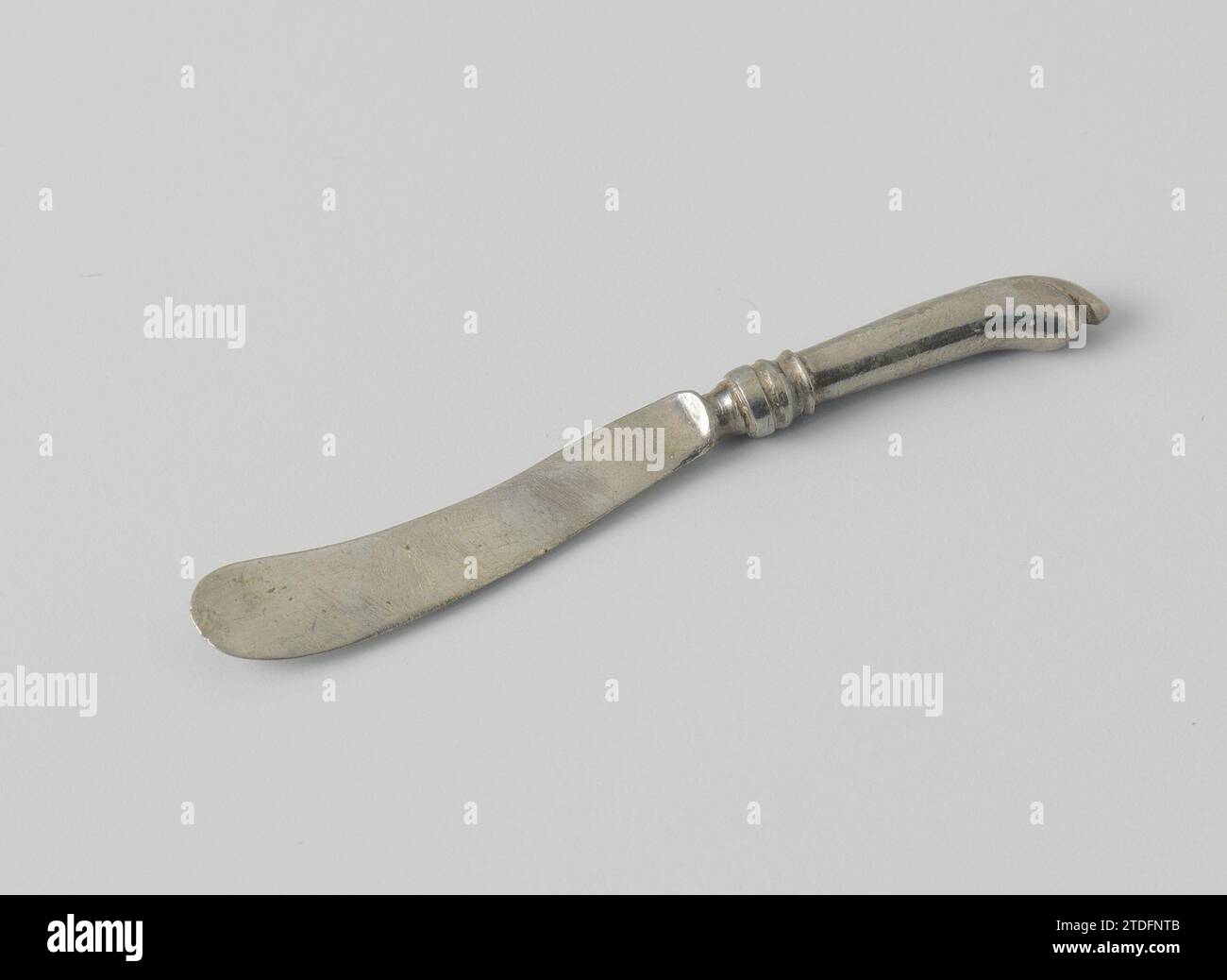 Coltello con manico a pistola, anonimo, c. 1775 - c. 1800 coltello con lama a pistola e manico a pistola. Il coltello non è contrassegnato. Il coltello è uguale a cinque coltelli con gli invnr. BK-NM-11177-237, BK-NM-1177-238, BK-NM-11177-239, BK-NM-11177-240 E BK-NM-11177-241. Coltello in argento olandese (metallo) con lama a pistola e manico a pistola. Il coltello non è contrassegnato. Il coltello è uguale a cinque coltelli con gli invnr. BK-NM-11177-237, BK-NM-1177-238, BK-NM-11177-239, BK-NM-11177-240 E BK-NM-11177-241. Argento olandese (metallo) Foto Stock