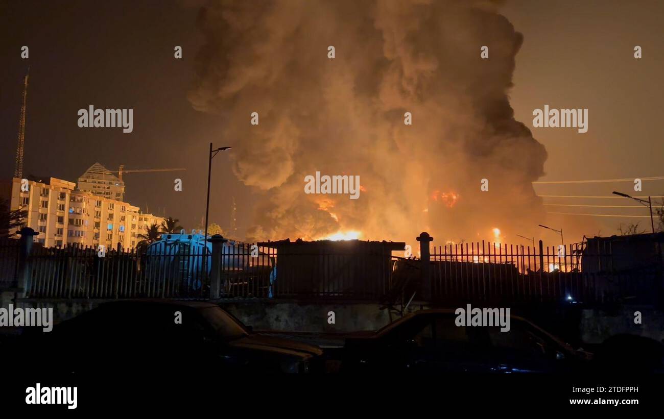 Conakry. 18 dicembre 2023. Questa foto scattata il 18 dicembre 2023 mostra un incendio dopo l'esplosione in un deposito di carburante a Conakry, in Guinea. PER ANDARE CON "il governo di transizione della Guinea annuncia misure di sicurezza mentre l'incendio del deposito di petrolio ancora infuria nella capitale guineana" credito: Xinhua/Alamy Live News Foto Stock