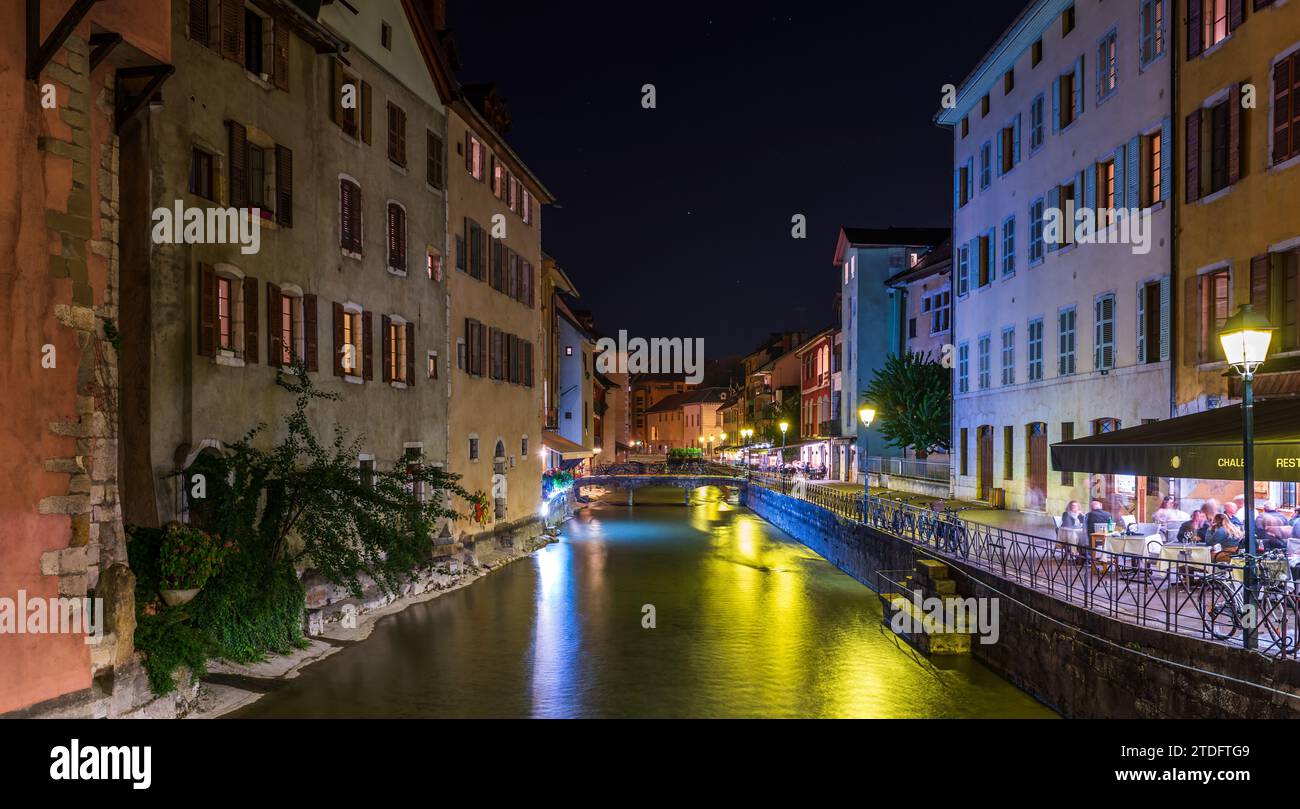 Quai de l'Ile e Palais de l'Isle sulla sinistra, la sera, ad Annecy, alta Savoia, Francia Foto Stock