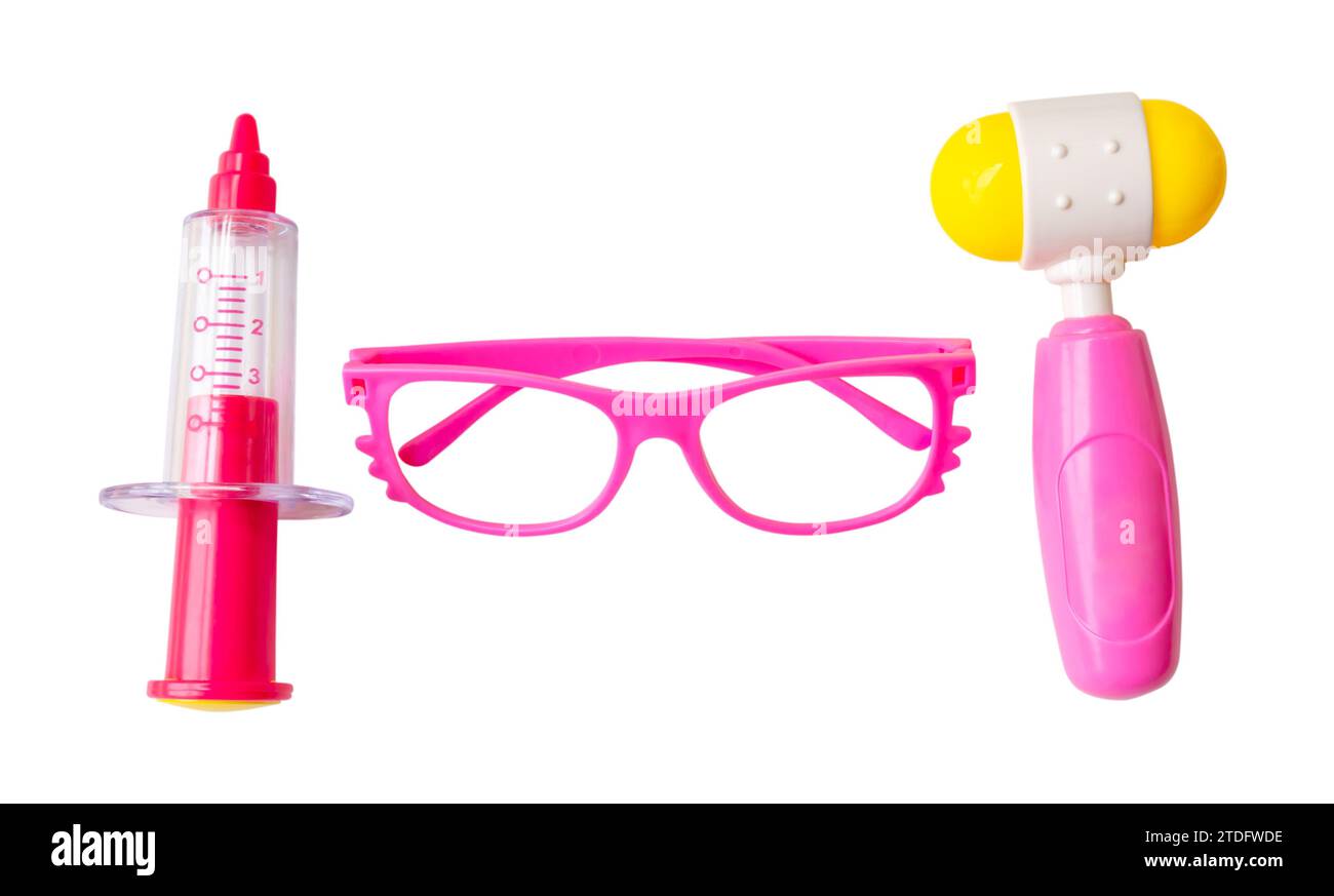 Giocattoli medici di plastica siringa vetro telaio e martello riflettente per bambini che giocano sono isolati su sfondo bianco con percorso di ritaglio. Foto Stock