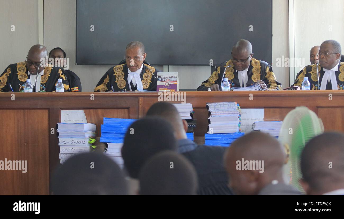 (231218) -- KAMPALA, 18 dicembre 2023 (Xinhua) -- questa foto scattata il 18 dicembre 2023 mostra una scena dell'audizione di petizioni consolidate che sfidano una controversa legge anti-omosessualità alla corte costituzionale di Kampala, Uganda. PER ANDARE CON "la corte costituzionale dell'Uganda inizia a sentire le petizioni che sfidano la legge anti-omosessualità" (foto di Hajarah Nalwadda/Xinhua) Foto Stock