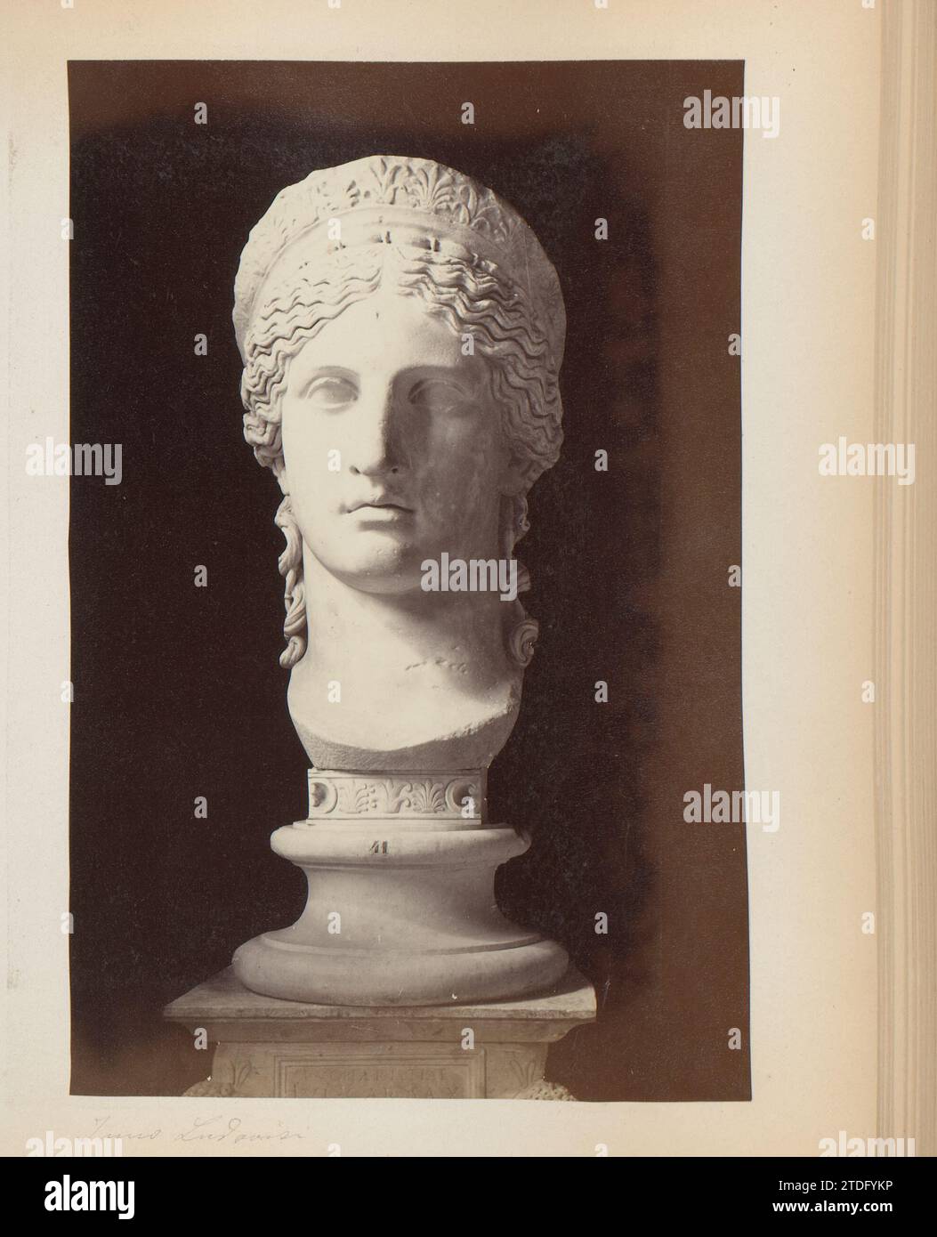 Scultura Juno Ludovisi nel Palazzo Altemps a Roma, Italia, Anonimo, 1870 - 1890 questa foto fa parte di un album. Roma paper albumen stampa Palazzo Altemps questa foto fa parte di un album. L'albume di carta di Roma stampa Palazzo Altemps Foto Stock