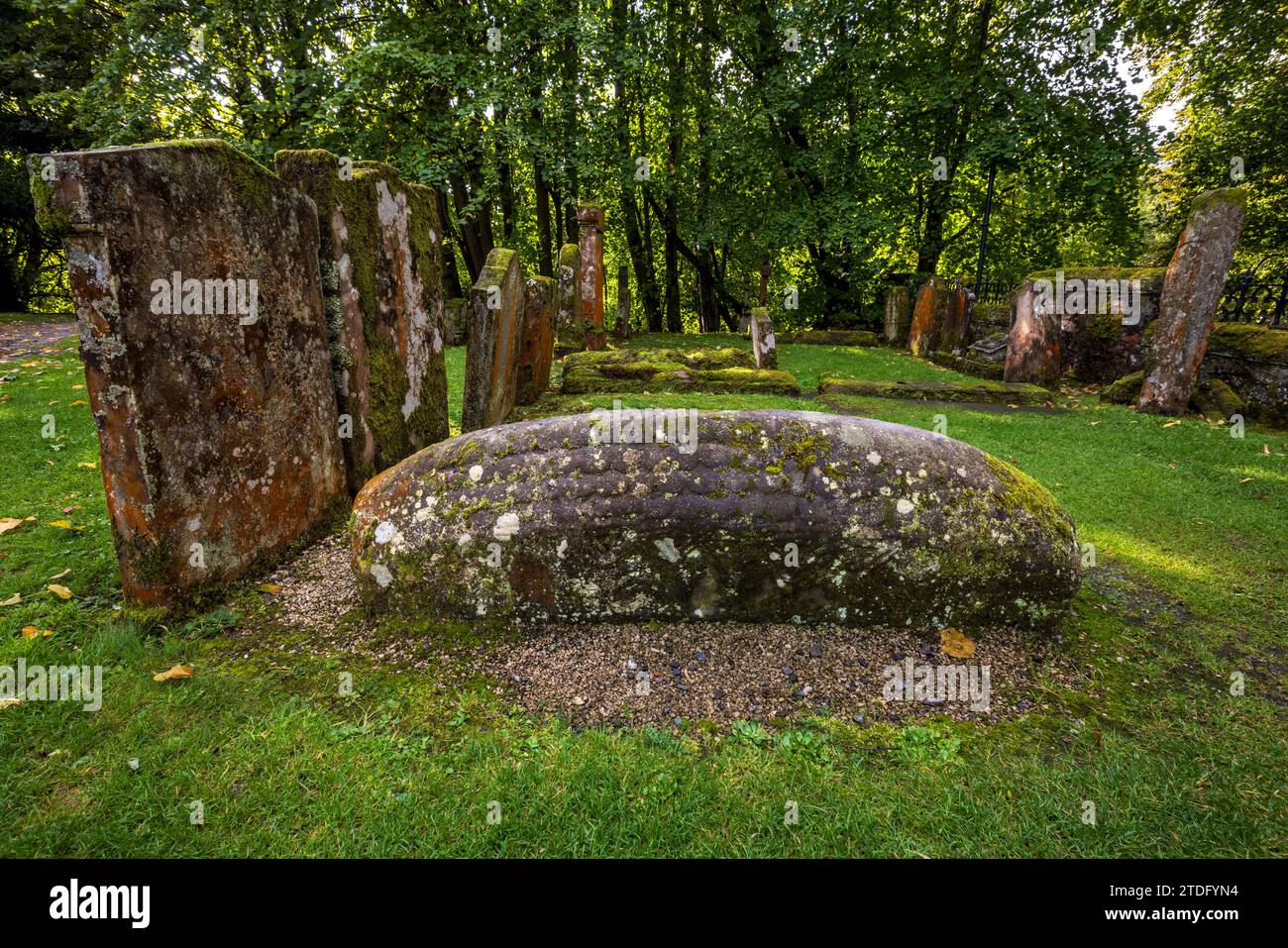 La pietra di Hogback vichinga nel cimitero della chiesa parrocchiale di Luss sulle rive di Loch Lomond, Argyll e Bute, Scozia Foto Stock