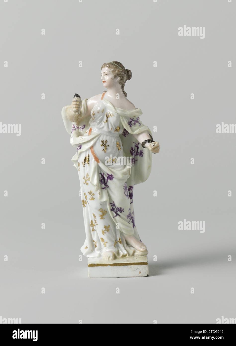 Prudentia (attenzione), Meissener Porzellan Manufaktur, c. 1779 - c. 1800 Figura di porcellana verniciata. Su un piedistallo quadrato in oro -rande c'è una donna (prudentia) con uno specchio nero nella mano destra e un serpente nero nella mano sinistra. La cifra è contrassegnata. Galleggiante in porcellana Figura di porcellana verniciata. Su un piedistallo quadrato in oro -rande c'è una donna (prudentia) con uno specchio nero nella mano destra e un serpente nero nella mano sinistra. La cifra è contrassegnata. Frattazzo in porcellana Foto Stock
