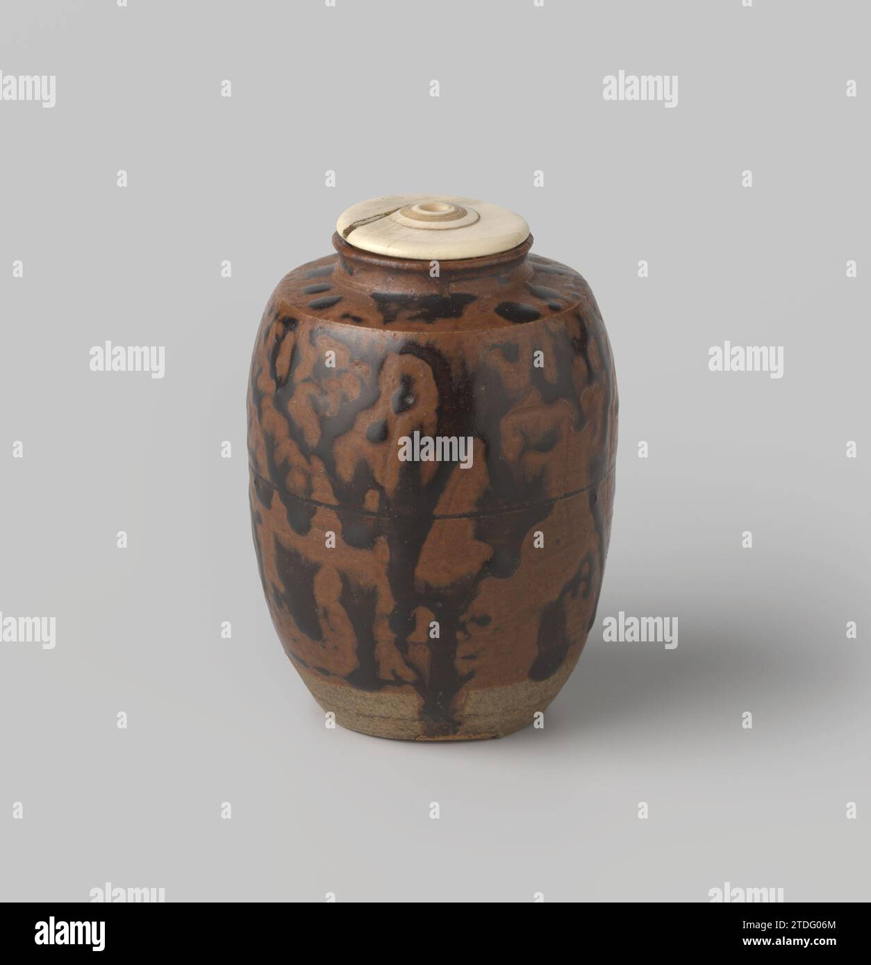 Sedia, Anonymous, 1775 - 1800 barra antipolvere con coperchio in avorio. Smalto marrone con macchie nere. Gres Satsuma. Parapolvere con coperchio in avorio. Smalto marrone con macchie nere. Gres Satsuma. glassa Foto Stock