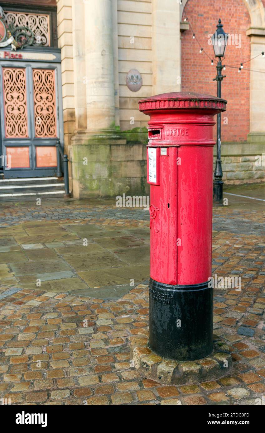Cassetta postale vittoriana all'esterno del Bolton Market Hall. Foto Stock