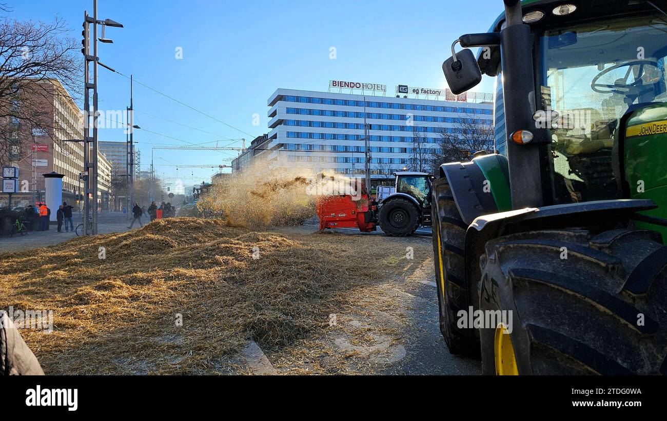 Bauernprotest 18.12.2023, Chemnitz, Demonstration am Montag protestieren Sachsens Bauern gegen die Abschaffung der Steuervergünstigungen für Agrardiesel. SIE fahren in einer Sternfahrt, ausgehend vom Chemnitz- Center sowie den Gewerbegebieten in Mittelbach und Niederdorf zur Brückenstraße in Chemnitz. Dort ist gegen 10,00 Uhr eine zentrale Kundgebung geplant. Es ist auf den Straßen mit erheblichen Staus und Behinderungen zu rechnen. Chemnitz Sachsen BRD *** gli agricoltori protestano 18 12 2023, Chemnitz, dimostrazione lunedì, gli agricoltori sassoni protestaranno contro l'abolizione delle agevolazioni fiscali per Agricu Foto Stock