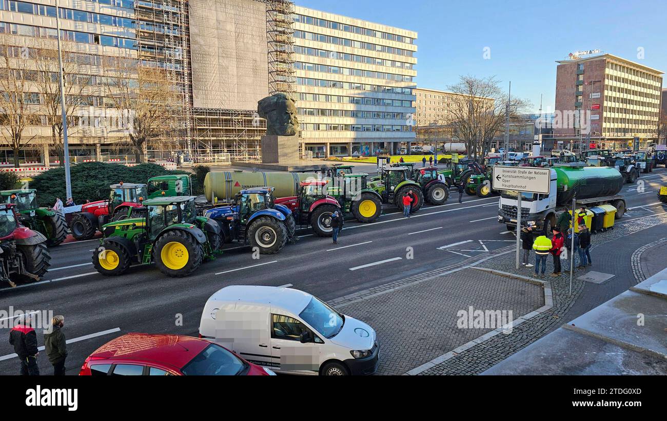 Bauernprotest 18.12.2023, Chemnitz, Demonstration am Montag protestieren Sachsens Bauern gegen die Abschaffung der Steuervergünstigungen für Agrardiesel. SIE fahren in einer Sternfahrt, ausgehend vom Chemnitz- Center sowie den Gewerbegebieten in Mittelbach und Niederdorf zur Brückenstraße in Chemnitz. Dort ist gegen 10,00 Uhr eine zentrale Kundgebung geplant. Es ist auf den Straßen mit erheblichen Staus und Behinderungen zu rechnen. Chemnitz Sachsen BRD *** gli agricoltori protestano 18 12 2023, Chemnitz, dimostrazione lunedì, gli agricoltori sassoni protestaranno contro l'abolizione delle agevolazioni fiscali per Agricu Foto Stock