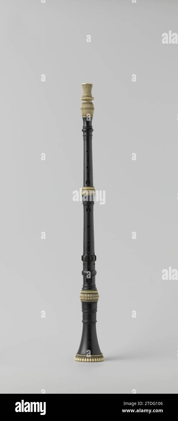 Oboe, Hendrik Richters, c. 1720 Oboe, ebano nero con avorio, tre valvole, sei fori, due dei quali sono doppi e due in tazza. Amsterdam ebony (legno). Oboe avorio, ebano nero con avorio, tre valvole, sei fori, due dei quali doppi e due nella tazza. Amsterdam ebony (legno). ivory Foto Stock