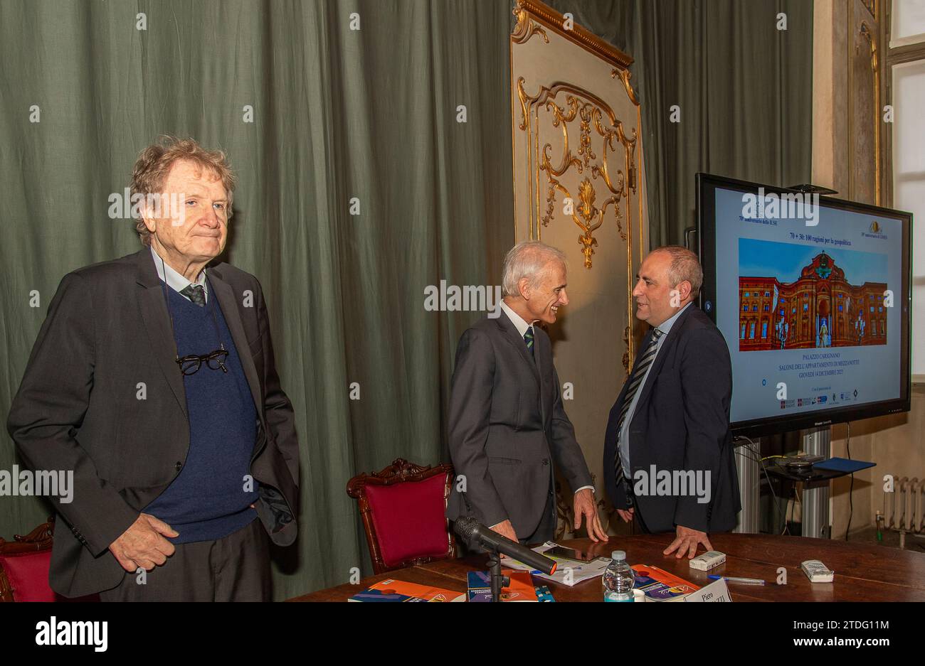 Italia Piemonte Torino Palazzo Carignano - Appartamento di mezzanotte - Meeting ' l'INTELLIGENZA e LA GUERRA LECTIO DI LUCIO CARACCIOLO' - IN OCCASIONE DEL 70 DELLO IUSE E DEL 30 DI LIMES, rivista geopolitica italiana Lucio Caracciolo, direttore e fondatore della rivista Limes, Piero Schiavazzi coordinatore degli eventi istituzionali IUSE e Prof. Piercarlo Rossi Presidente dello IUSE Foto Stock