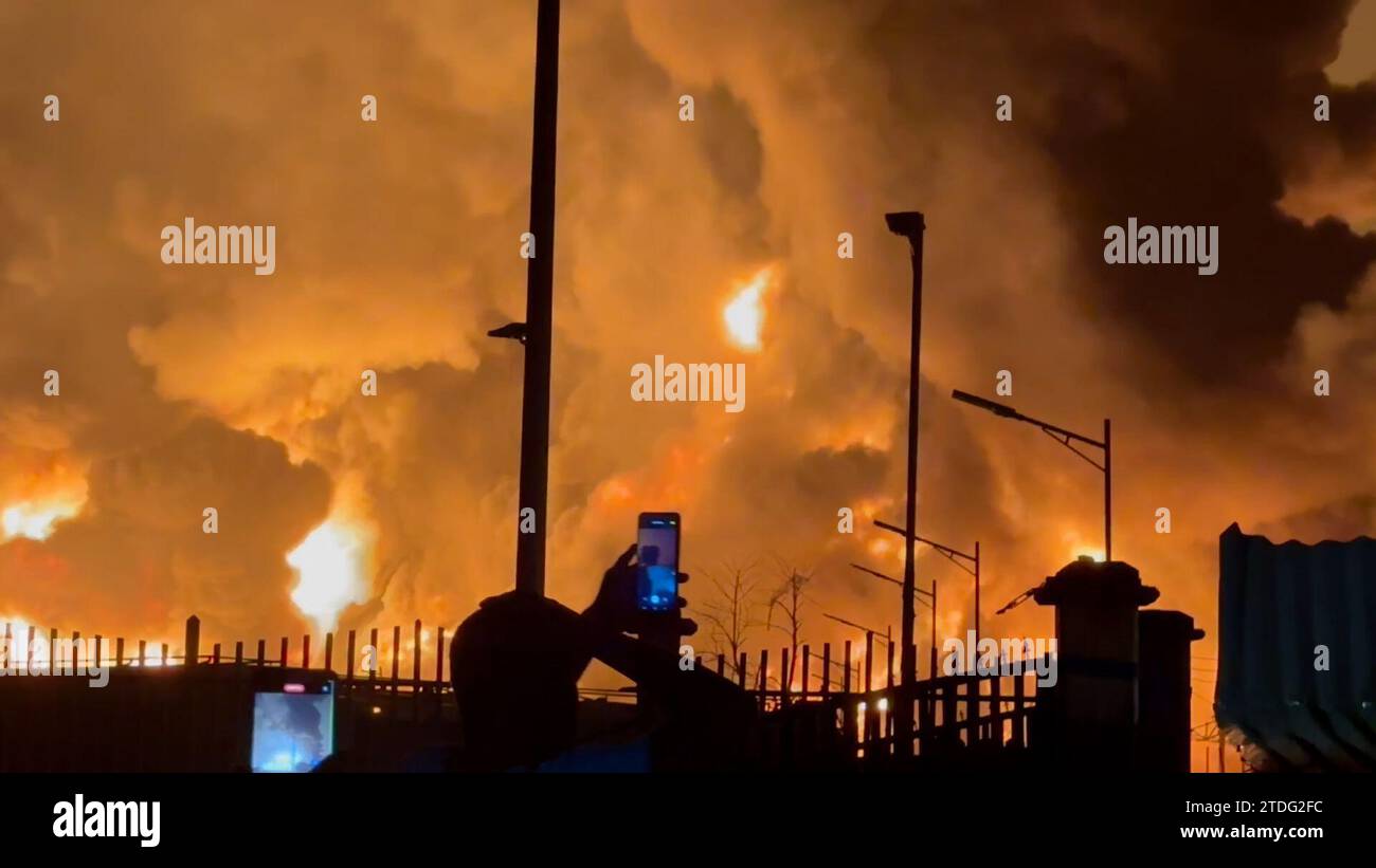 Conakry. 18 dicembre 2023. Questa foto scattata il 18 dicembre 2023 mostra un incendio dopo l'esplosione in un deposito di carburante a Conakry, in Guinea. PER ANDARE CON "il governo di transizione della Guinea annuncia misure di sicurezza mentre l'incendio del deposito di petrolio ancora infuria nella capitale guineana" credito: Xinhua/Alamy Live News Foto Stock