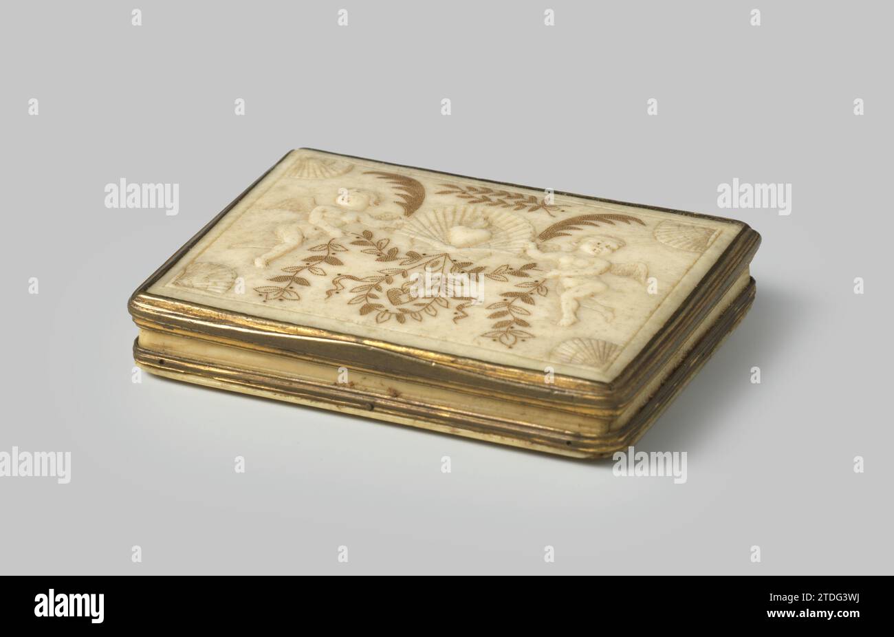 Scatola da snuff avorio, su cui due angeli volanti portano un cuore, anonimo, c. 1700 - c. 1800 scatola da snuff avorio, su cui due angeli volanti portano un cuore. Inoltre, ghirlande e rami di palma pungevano e riempivano d'oro. Una cappella è stata tagliata dal basso. Telaio in rame. ivory. oro (metallo). Scatola da snuff in rame (metallo) avorio, su cui due angeli volanti portano un cuore. Inoltre, ghirlande e rami di palma pungevano e riempivano d'oro. Una cappella è stata tagliata dal basso. Telaio in rame. ivory. oro (metallo). rame (metallo) Foto Stock