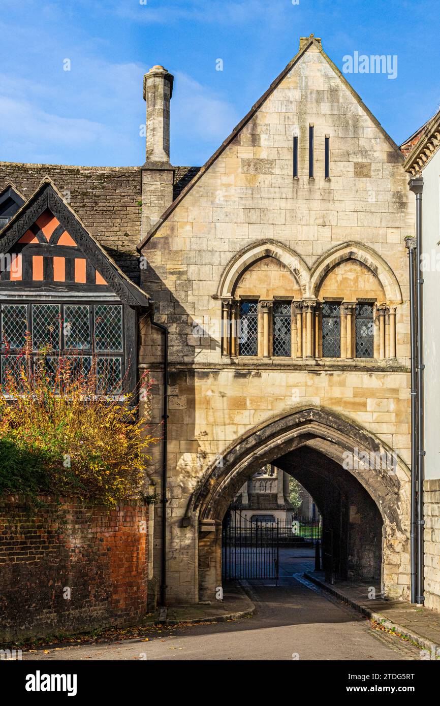 Alla fine del XII secolo St Marys Gate (College Gate) per l'abbazia benedettina di San Pietro, ora Gloucester Cathedral, Gloucester UK Foto Stock