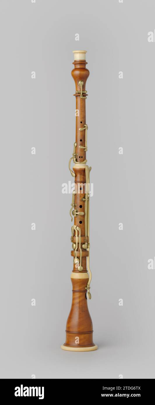 Oboe, Johann Simon Stengel, c. 1830 Hobo di Palmhout con dodici valvole in ottone, piastre convesse, quattro anelli in avorio, un boccaglio telescopico e un poggiadita in una piastra in avorio. Il terzo divario è doppio. Contrassegnato sulla parte superiore e centrale: [Corona] / stelo / bairegh / [stella]. La parte centrale è contrassegnata con una stella tra il quarto e il quinto foro. Contrassegnato sulla coppa: Innhaber / Zweyei / Preiss / Medails / [stella] e con [corona] / gambo / bairegh / in / baiern / [stella]. Bayreuth Boxwood. ottone (lega). Hobo avorio di Palmhout con dodici valvole in ottone, piastre convesse, quattro anelli in avorio, un telescopico Foto Stock