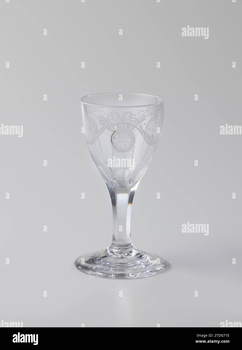 Vetro calice con tre archi e medaglioni, c. 1800 - c. 1825 vetro calice con tronco esagonale su piede rotondo. Il calice è decorato con tre archi ai quali piccoli medaglioni collegati da Garlandes. Soffiatore di vetro: Smerigliatura del vetro EnglandNorthern Netherlands / soffiatura del vetro vetro Calice con tronco esagonale su piede rotondo. Il calice è decorato con tre archi ai quali piccoli medaglioni collegati da Garlandes. Soffiatore di vetro: Smerigliatura/soffiatura del vetro EnglandNorthern Netherlands Foto Stock