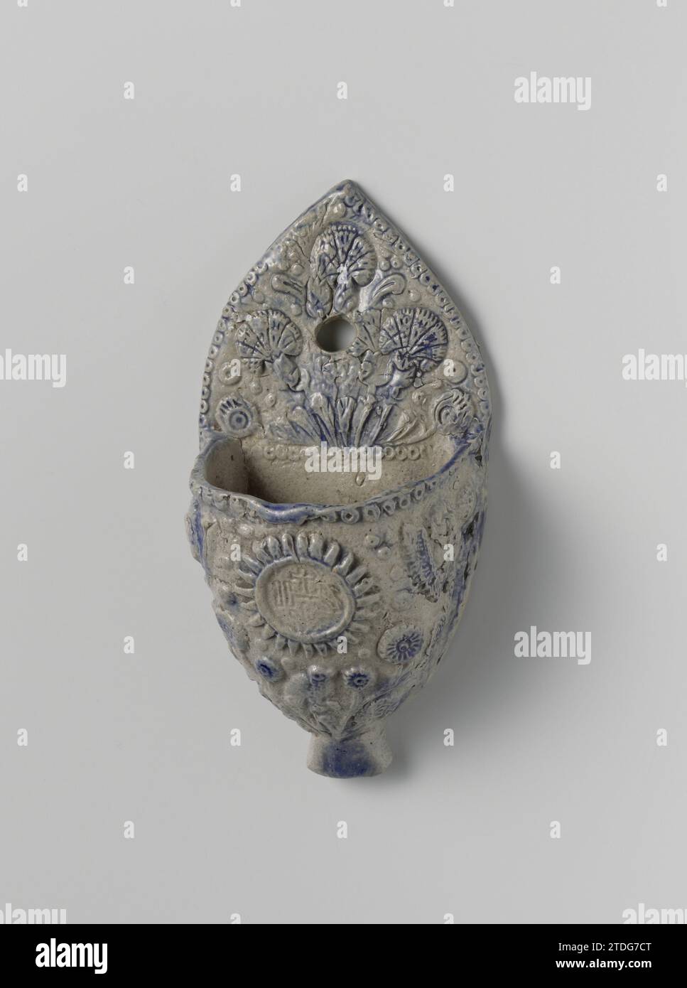 Stuzzichino d'acqua con teste d'angelo e piante fiorite, anonimo, c. 1750 - c. 1799 vassoio di grès con bacino semicircolare. Decorata in blu cobalto. Stampato sul bacino in rilievo e imposto la croce e l'iscrizione "IHS", circondato da teste d'angelo e piante fiorite. La piastra posteriore è dotata anche di un impianto di fioritura. Westerwald. Gres Westerwald. glassa. Vitrificazione del cobalto (minerale) vassoio di acqua singola in gres con bacino semicircolare. Decorata in blu cobalto. Stampato sul bacino in rilievo e imposto la croce e l'iscrizione "IHS", circondato da angelo Foto Stock