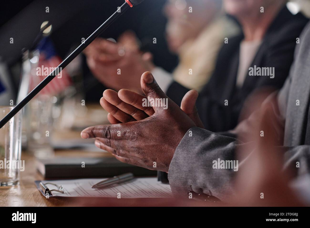 Primo piano delle persone che applaudono durante la performance durante una conferenza aziendale Foto Stock