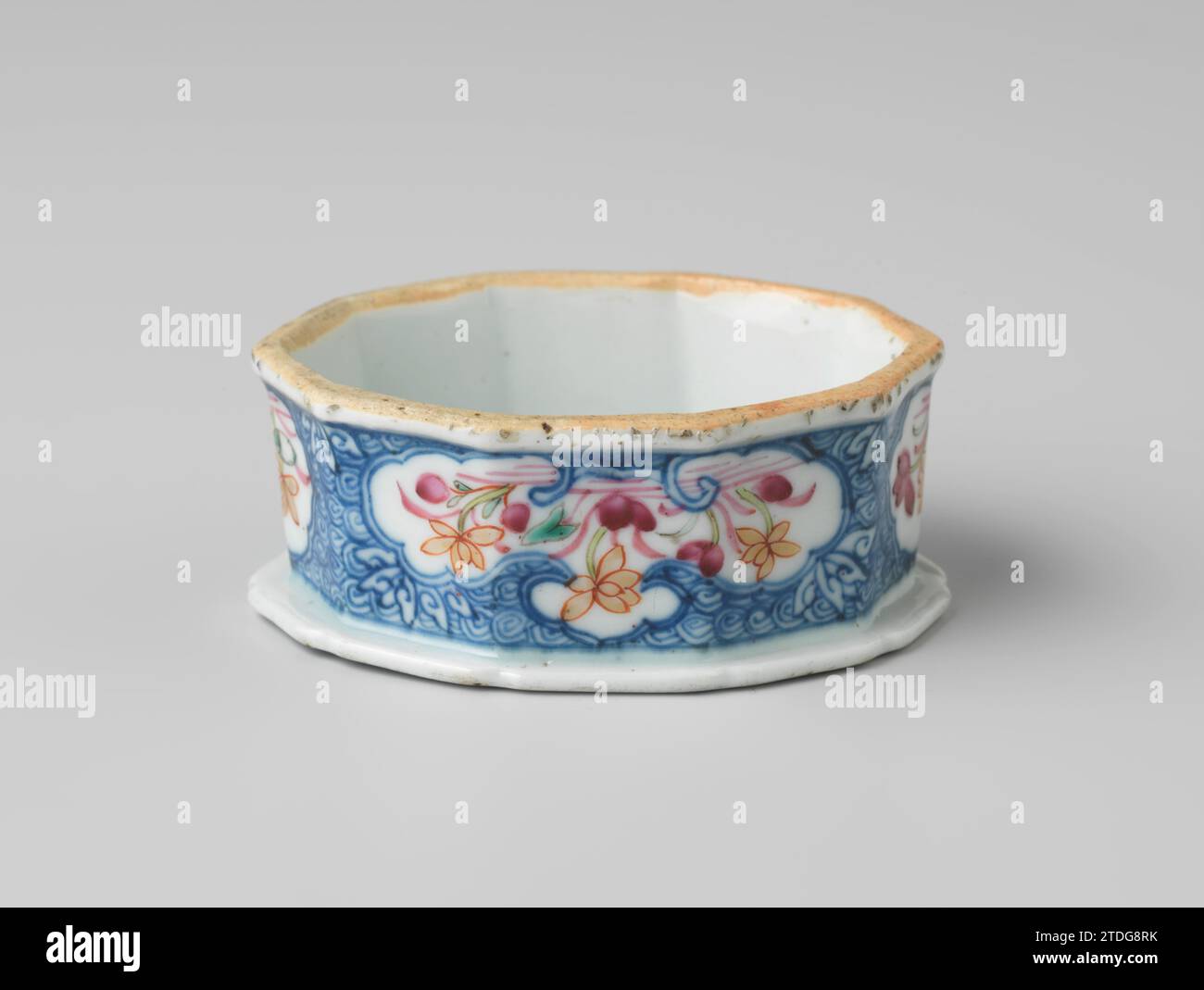 Cantina di sale decagonale ovale con piante di loto fiorite, anonimo, c. 1740 - c. 1760 ovale, vaso di sale di dieci canne in porcellana con bordo lobato, verniciato in blu sotto smalto e sul rosso, rosa, verde e oro glassa. La parte superiore con una pianta di loto, il bordo con ricci intervallati da fiori di loto stilizzati; le pareti con ricci e fiori di loto con due vani grandi e due piccoli con piante di loto fiorite. Un chip sul bordo. Forme europee con Famle Rose. Porcellana cinese. glassa. cobalto (minerale). Pittura in oro (metallo) / doratura / vitrificazione Oval, vaso salino da dieci canne realizzato in Foto Stock