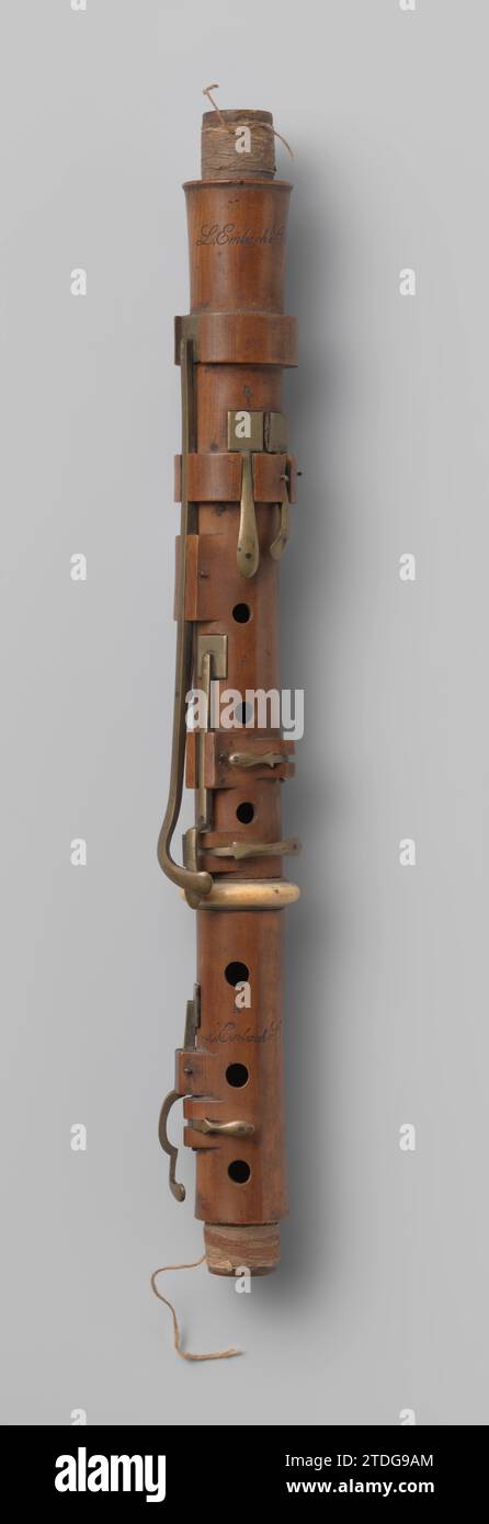 Clarinetto (articolazione superiore e inferiore), Ludwig Embach & Co, 1825 - 1835 parte centrale clarinetto, realizzato in palmhout con banda d'avorio e valvole in ottone bosso Amsterdam (legno duro). ivory. Ottone (lega) parte centrale clarinetto, realizzato in palmo con fascia in avorio e valvole in ottone bosso Amsterdam (legno duro). ivory. ottone (lega) Foto Stock