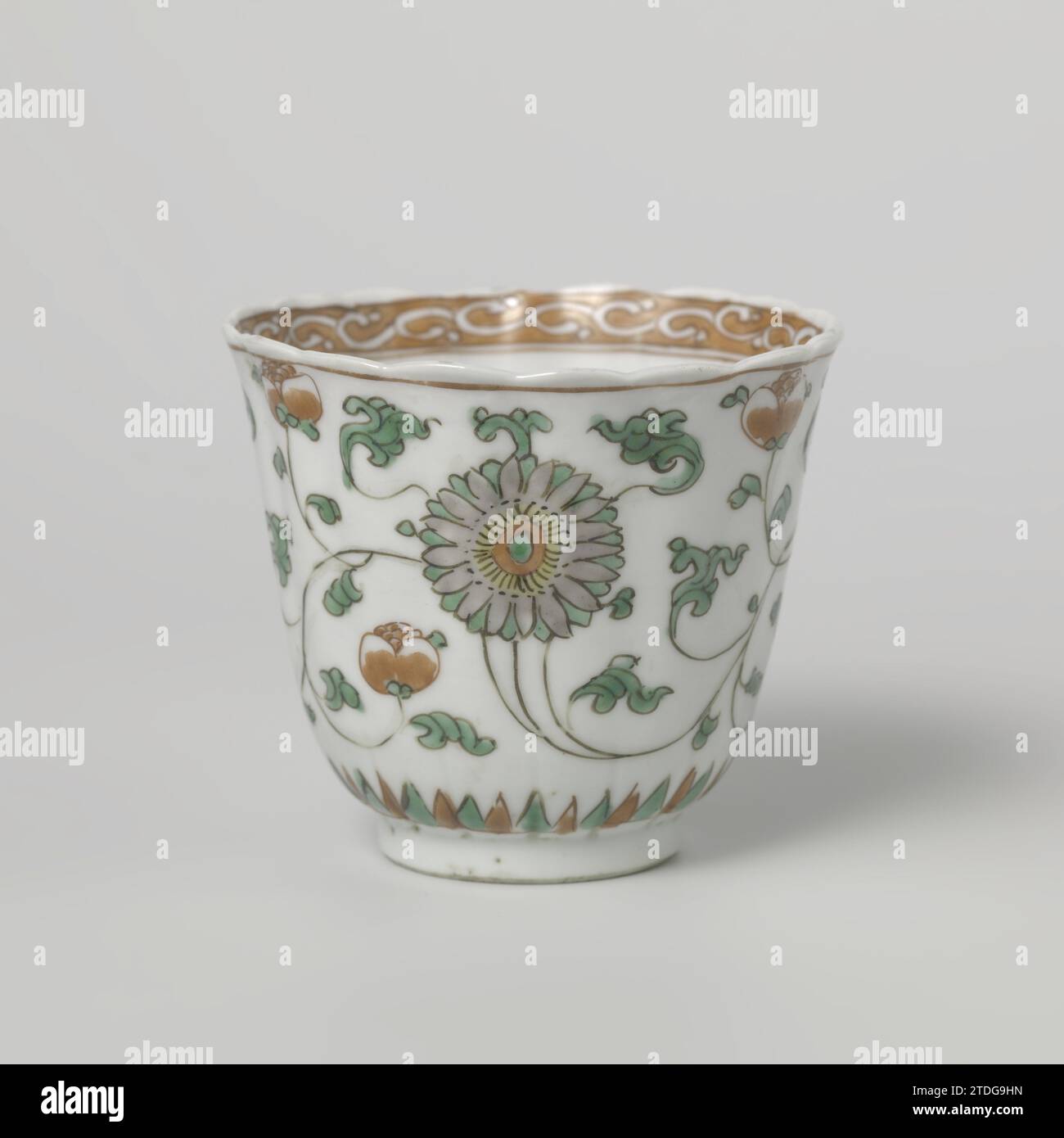 Coppa alta a campana con pergamene floreali stilizzate, anonime, c. 1700 - c. 1724 testa alta in porcellana a campana con parete a coste e bordo smerlato, verniciata sullo smalto in rosso, verde, giallo, melanzane e nero. All'esterno grandi viti floreali stilizzate, intorno al piede motivi appuntiti; Un ramo floreale sul fondo; il bordo interno con riccioli. Famle verte. Porcellana cinese. glassa. Verniciatura/vitrificazione testa alta di porcellana a campana con parete a coste e bordo smerlato, verniciata sullo smalto in rosso, verde, giallo, melanzana e nero. All'esterno grandi vigne di fiori stilizzate, ar Foto Stock