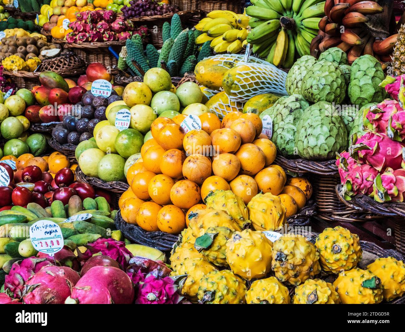 Frutta fresca esposta su una bancarella nel Mercado do Lavradores a Funchal, Madeira. Foto Stock