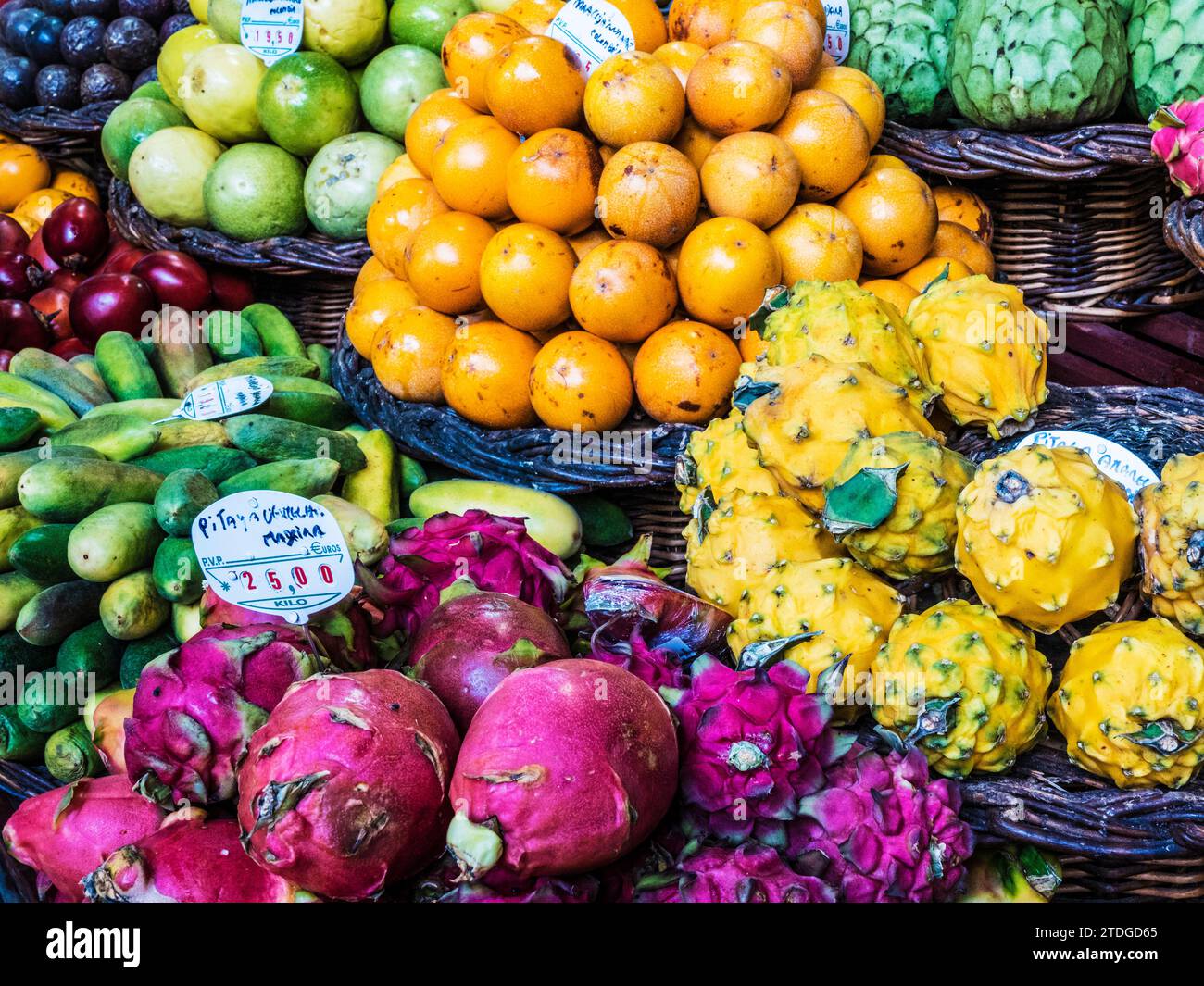 Frutta fresca esposta su una bancarella nel Mercado do Lavradores a Funchal, Madeira. Foto Stock