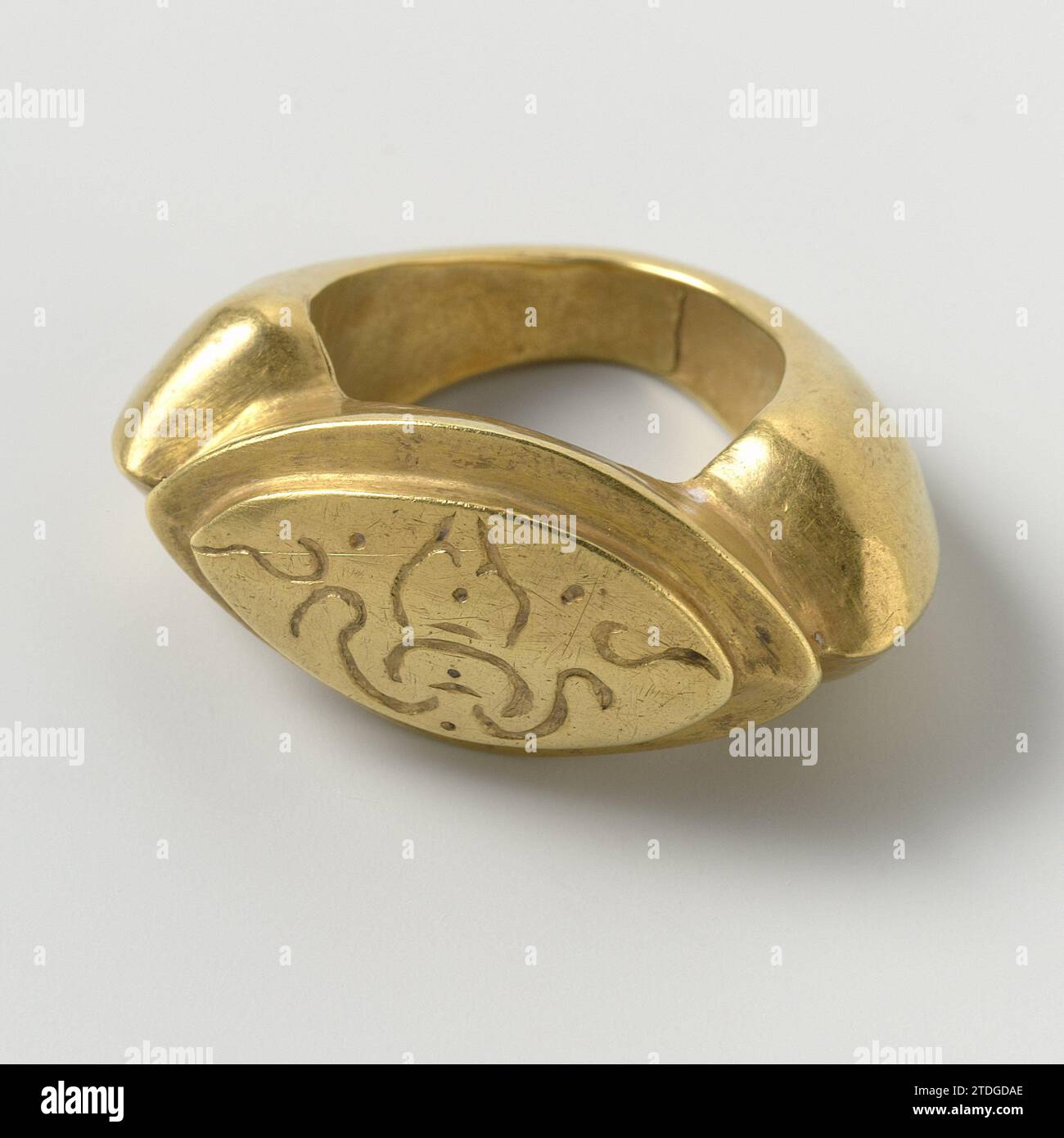 Tre anelli, anonimo, c. 800 - c. 1200 anello, decorato con il 'segno SRI'. Anello in oro (metallo) indonesiano, decorato con il segno "SRI". Oro Indonesia (metallo) Foto Stock
