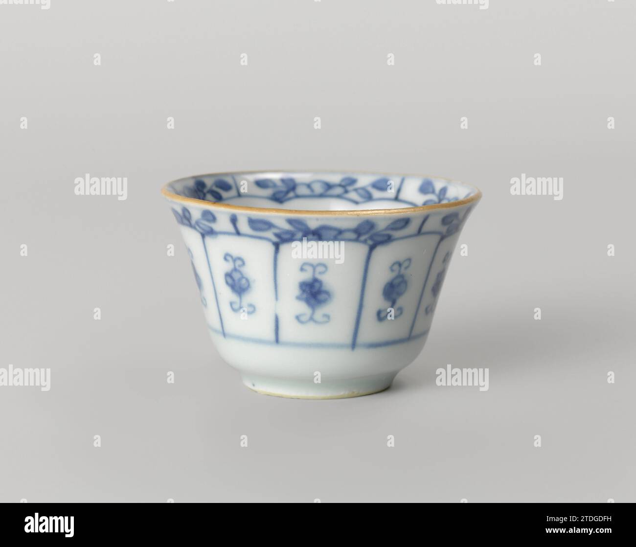 Coppa a forma di campana con piante fiorite, una roccia e spray floreali stilizzati, anonimo, c. 1740 - c. 1760 testa a forma di campana in porcellana, con parete lobata, dipinta in blu lastra. Sul terreno un medaglione con piante fiorite (pino, loto) dietro una recinzione da una roccia; il bordo interno è diviso in portate con una bevanda floreale. La parete esterna è modellata in scomparti a forma di petalo riempiti con un ramo floreale stilizzato. Il bordo esterno è diviso in portate con un vank fiore. Blue White. Porcellana cinese. glassa. Pittura/vitrificazione di cobalto (minerale) testa a campana in porcellana, con lob Foto Stock