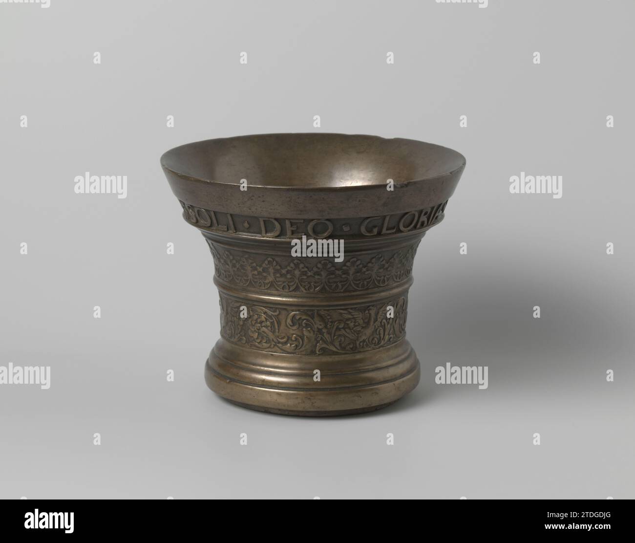Malta e pestello, Cornelis Ouderogge, 1637 la coclea rotonda in ghisa si estende verso l'alto, ha un alto bordo sporgente e una base profilata, che viene applicata più in alto del fondo dell'oggetto. Sul bordo in latino Majuskels l'iscrizione soli Deo Gloria Ovwerrogge Fecit 1637 con punteggiati costituiti da una finestra (cinque volte) e da una rosetta a otto foglie. Il muro è diviso in due da una costola profilata. Il frisone superiore è costituito da foglie stilizzate su archi tripli invertiti. Il motivo del frisone inferiore, ripetuto più di due volte, consiste in un uccello con ali sparse tra turgery simmetrico, che Foto Stock