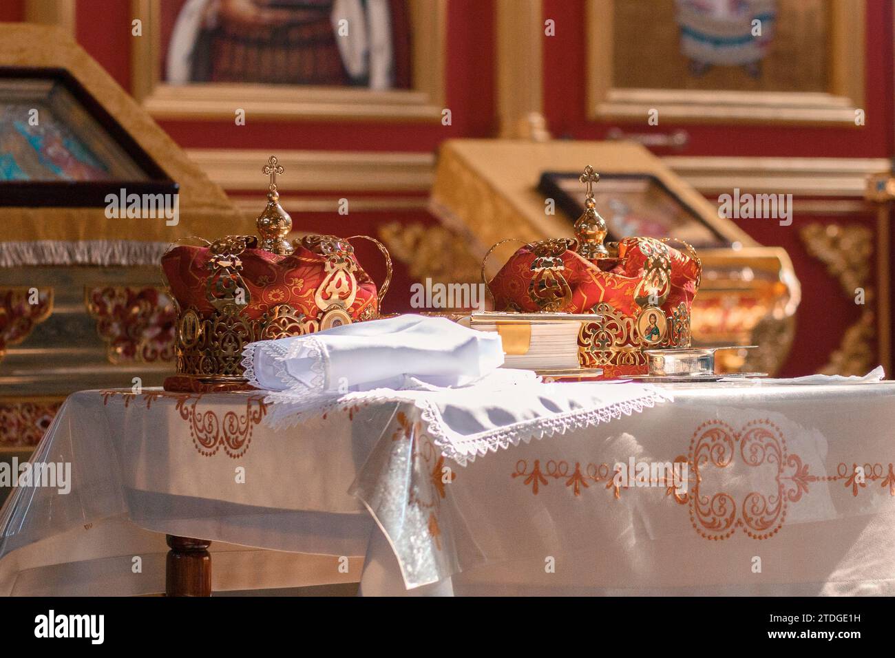 2 corone preparate per una cerimonia nuziale in una chiesa ortodossa cristiana Foto Stock