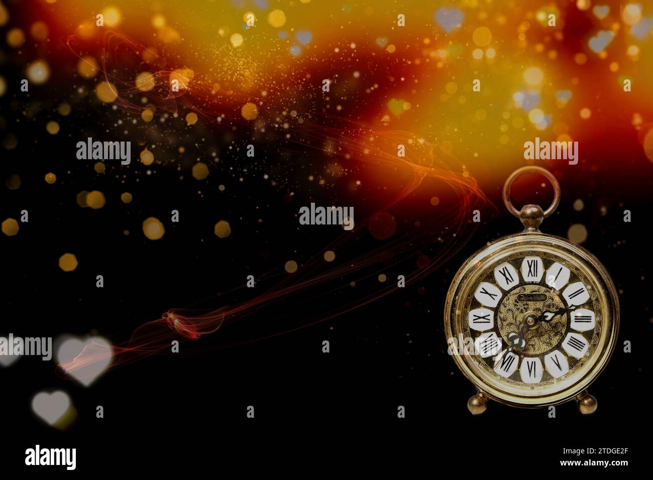 una vecchia sveglia analogica dorata con movimento meccanico isolato su sfondo colorato Foto Stock