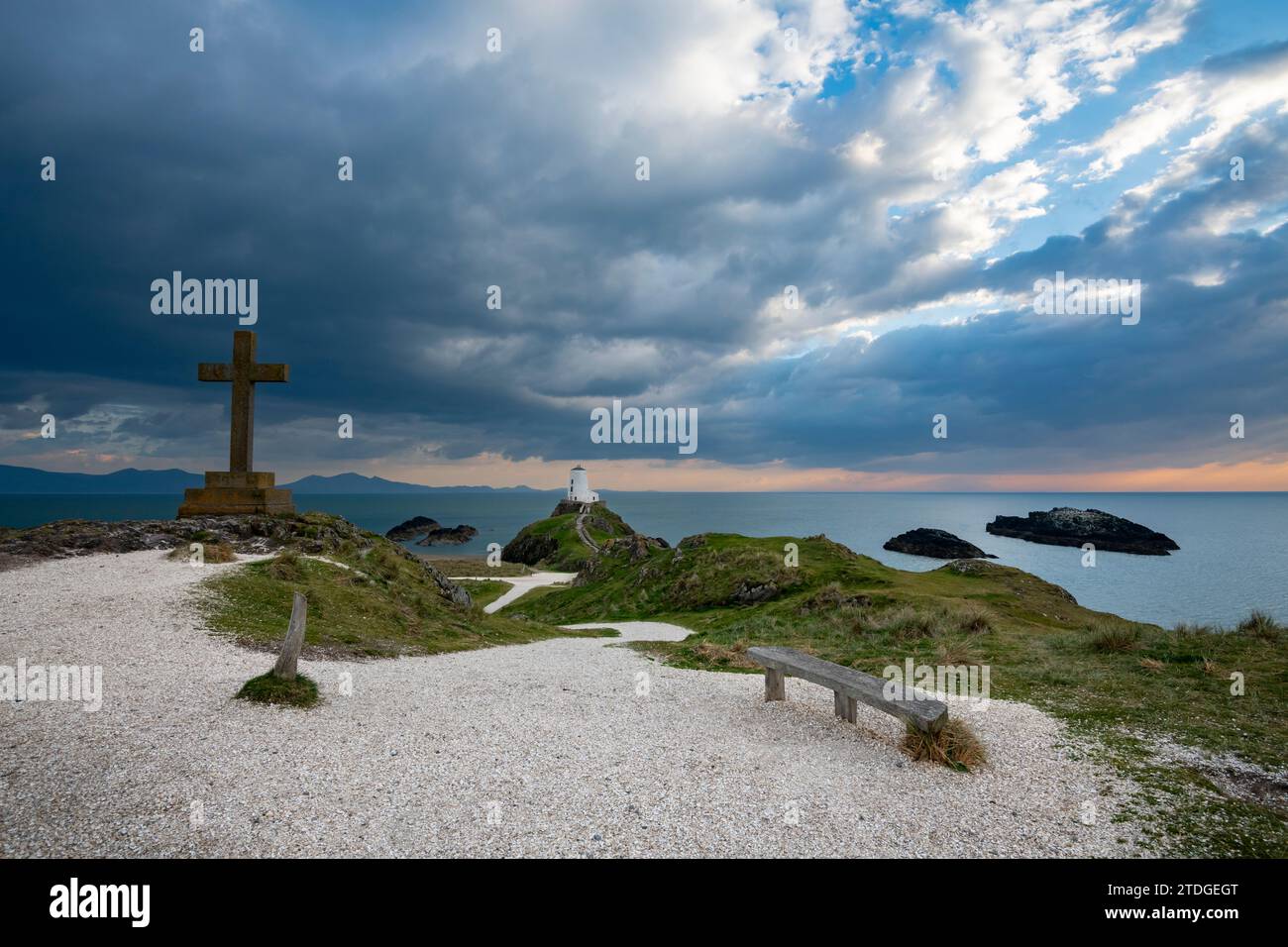 Faro di TWR Mawr e attraversamento sull'isola di Llanddwyn, Anglesey, Galles del Nord. Foto Stock