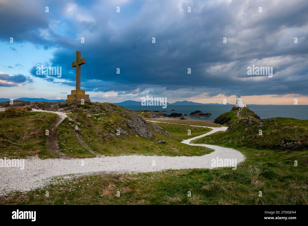 Faro di TWR Mawr e attraversamento sull'isola di Llanddwyn, Anglesey, Galles del Nord. Foto Stock