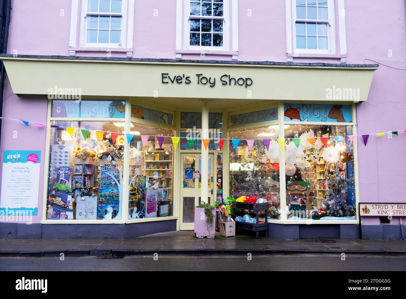 Esterno del negozio di giocattoli Eve's decorazioni natalizie in inverno dicembre Carmarthenshire Dyfed Galles Regno Unito Gran Bretagna 2023 KATHY DEWITT Foto Stock