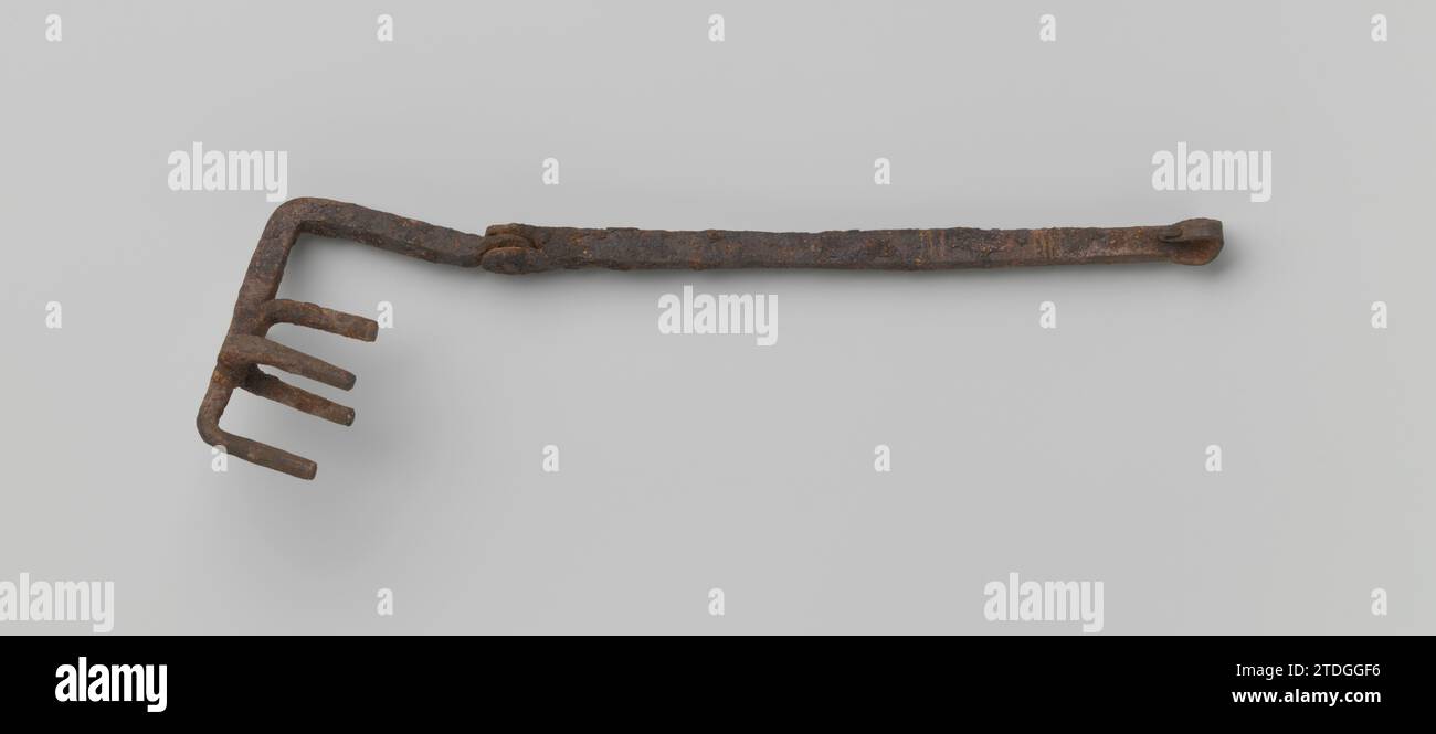 Hefsleutel, c. 1400 - c. 1950 chiave Hef costituita da un lungo fusto a quattro lati che si piega in un rettangolo all'estremità e termina in una barba a quattro conciature, simile ad un artiglio di uccello. Nella parte inferiore dello stelo è presente una cerniera. Lo stelo viene ruotato in alto verso un occhio. Chiave esagonale in ferro (metallo) costituita da un lungo stelo a quattro lati che si piega in un rettangolo all'estremità e termina in una barba a quattro conciature, simile a un artiglio di uccello. Nella parte inferiore dello stelo è presente una cerniera. Lo stelo viene ruotato in alto verso un occhio. ferro (metallo) Foto Stock