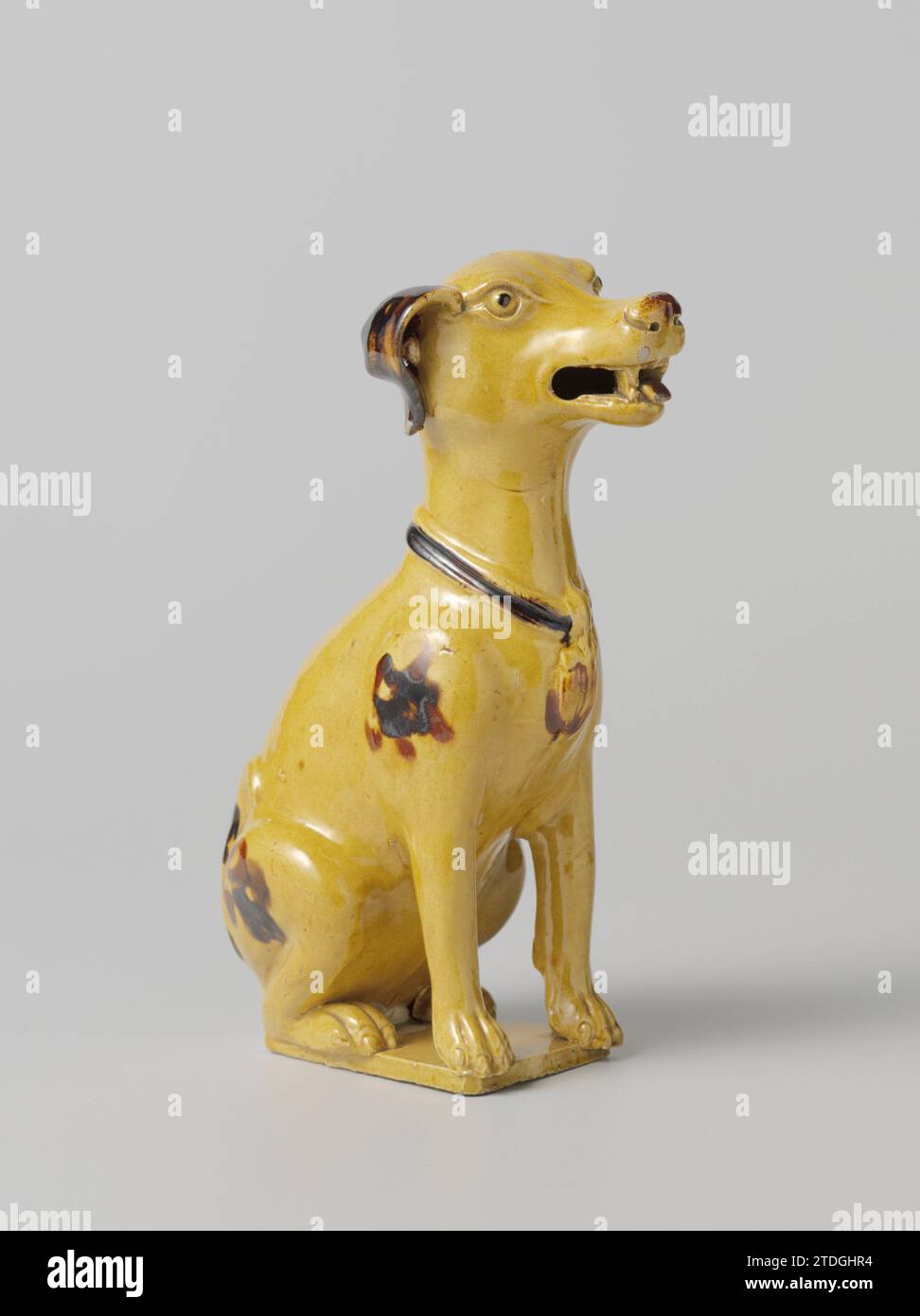 Figura di un cane seduto con macchie e colletto, anonimo, c. 1775 - c. 1799 cane seduto di porcellana su una piccola base, dipinto sullo smalto in giallo, marrone e nero con pelliccia gialla, puntini scuri e colletto. E-mail sur Biscuit. Porcellana cinese. glassa. Dipingere / vetrificazione cane seduto di porcellana su una piccola base, dipinto sullo smalto in giallo, marrone e nero con pelliccia gialla, puntini scuri e colletto. E-mail sur Biscuit. Porcellana cinese. glassa. verniciatura/vitrificazione Foto Stock