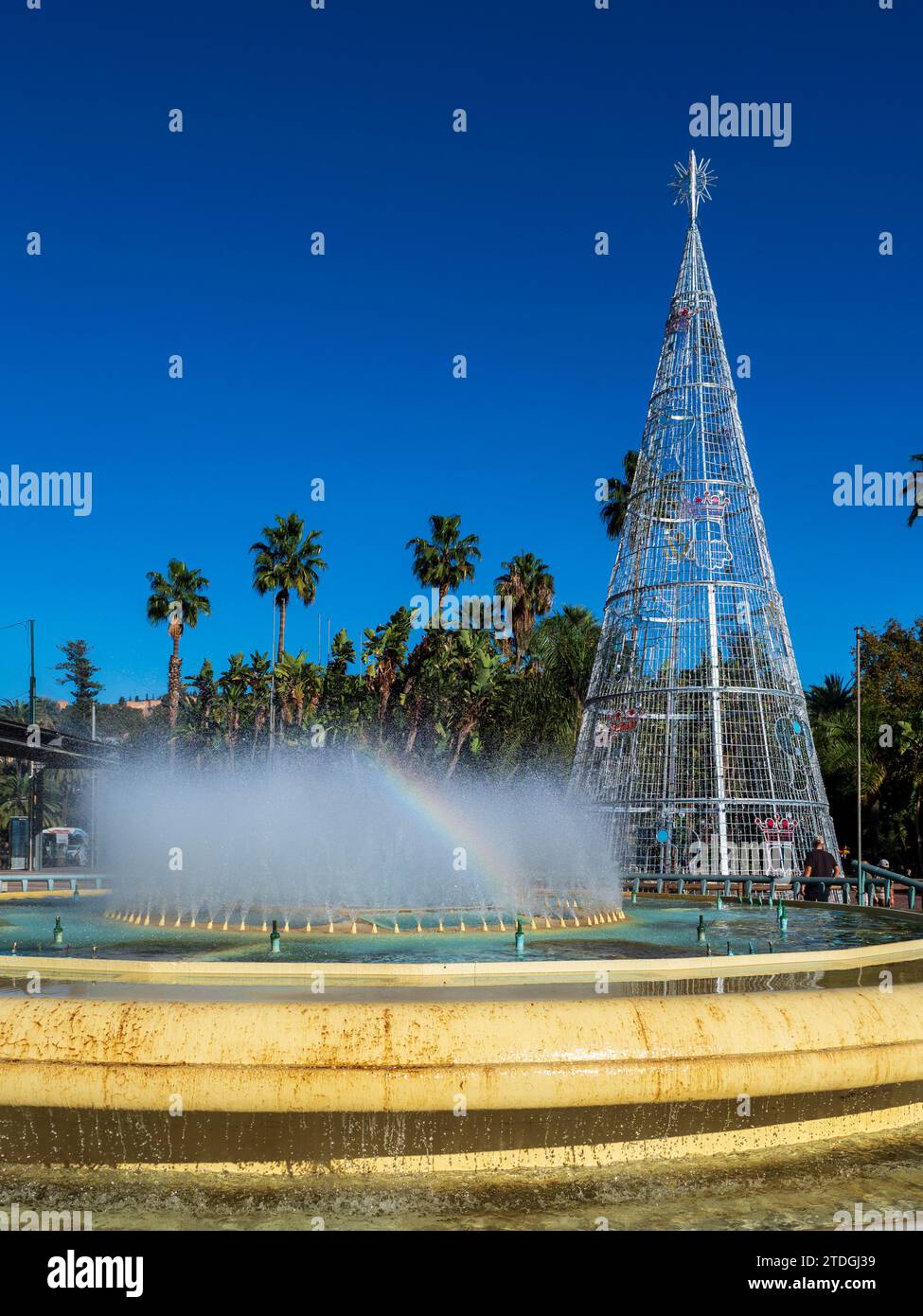 Albero di Natale nella fontana di Plaza de la Marina a Malaga Foto Stock