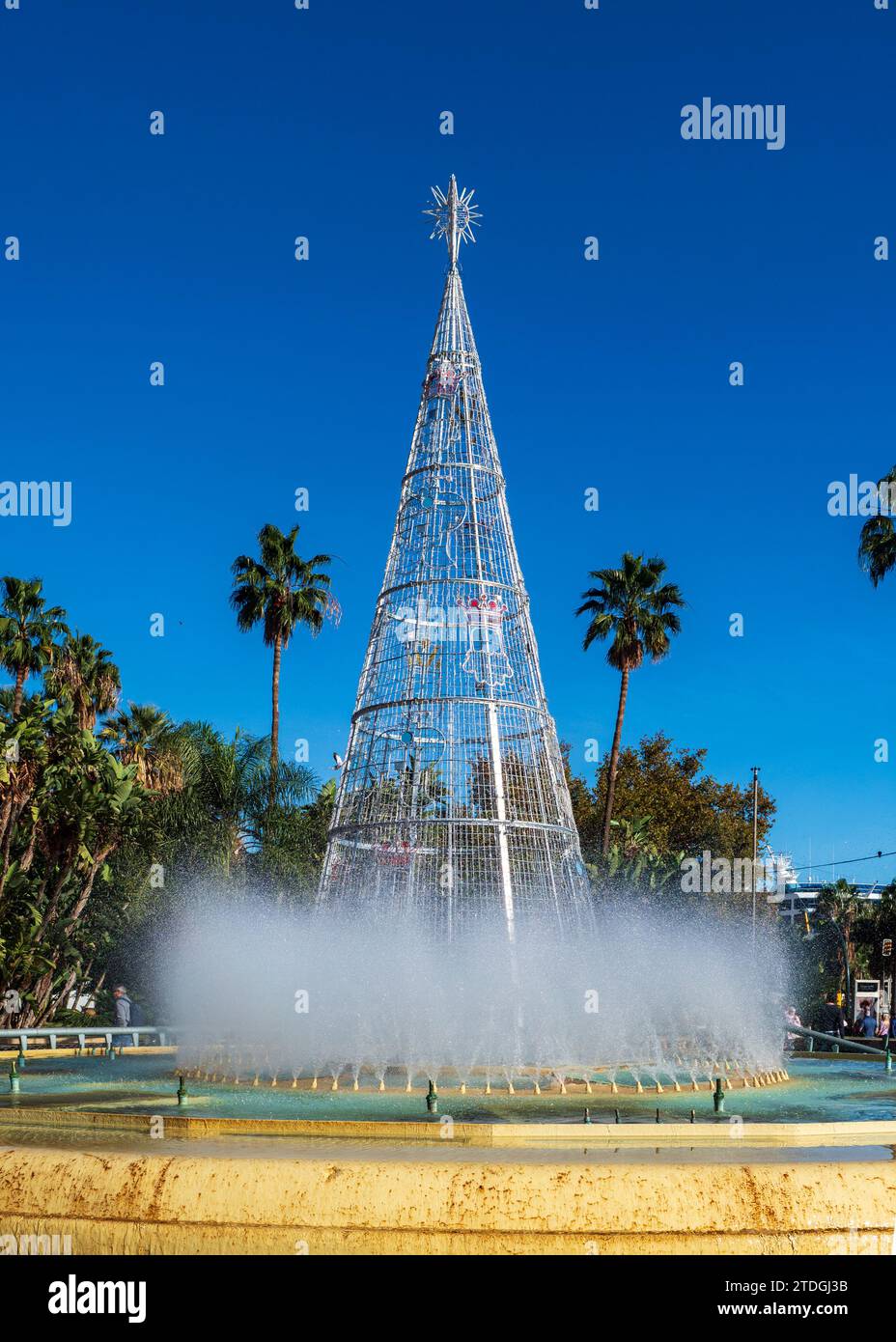 Albero di Natale nella fontana di Plaza de la Marina a Malaga Foto Stock