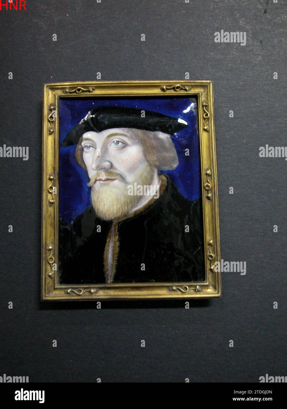 Targa con Ritratto di uomo, Léonard Limosin (attribuito a), c. 1525 - c. 1575 Plaquette, rettangolare, decorata con ritratto di un uomo sconosciuto in veste nera con occhi blu, barba di colore chiaro e baffi. Sulla testa uno strato nero di copertura della testa. E-mail su rame, su un terreno blu scuro. Rame Limoges (metallo). Plaquette, rettangolare, decorata con ritratto di un uomo sconosciuto in abito nero con occhi blu, barba dai colori chiari e baffi. Sulla testa uno strato nero di copertura della testa. E-mail su rame, su un terreno blu scuro. Rame Limoges (metallo). Foto Stock