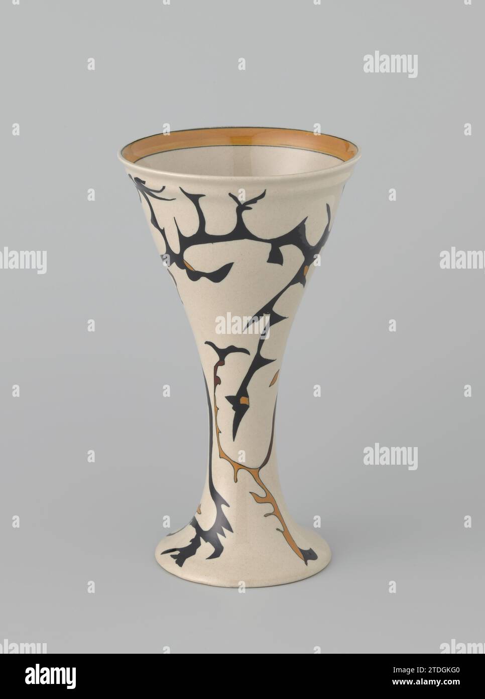 Due vasi tulipano con motivo «Spichtig» (spindly), N.V. Plateelbakkerij RAM, 1925 vaso tulipano di terracotta, a forma di calice su base rotonda, verniciato policromo nei colori giallo -marrone, nero e marrone con l'arredamento 'spindly'. Il Binnenswondrand ha un'ampia tubazione gialla tra le linee nere. Arnhem Earthenware. Vaso in tulipano di terracotta, a forma di calice su base tonda, verniciato policromo nei colori giallo, marrone, nero e marrone con un decor 'spindly'. Il Binnenswondrand ha un'ampia tubazione gialla tra le linee nere. Arnhem Earthenware. fusione smalto Foto Stock